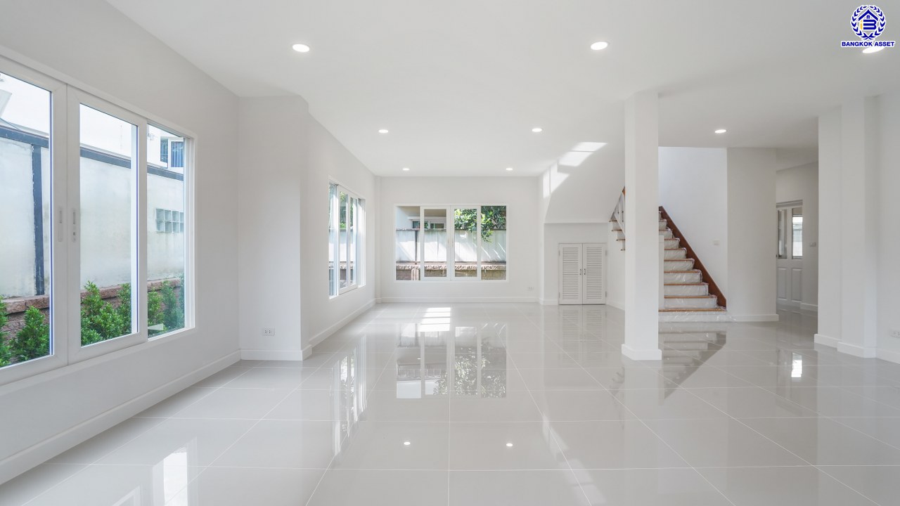 บ้านมือสองตกแต่งใหม่ โครงการ คาซ่าแกรนด์ รัตนาธิเบศร์-ราชพฤกษ์ บ้านเดี่ยวจากแบรนด์ Q.House เนื้อที่ 80 ตร.ว. ฟังก์ชัน 4 ห้องนอน 4 ห้องน้ำ จอดรถได้ถึง 2 คัน พร้อม Facilities ครบครัน บนทำเลเดินทางสะดวก ติดถนนราชพฤกษ์ ใกล้เซ็นทรัลเวสต์เกต และรถไฟฟ้าสายสีม่วง "สถานีบางรักใหญ่"  และ "สถานีบางรักน้อยท่าอิฐ"