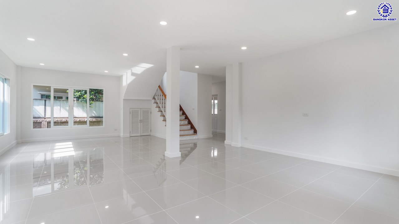 บ้านมือสองตกแต่งใหม่ โครงการ คาซ่าแกรนด์ รัตนาธิเบศร์-ราชพฤกษ์ บ้านเดี่ยวจากแบรนด์ Q.House เนื้อที่ 80 ตร.ว. ฟังก์ชัน 4 ห้องนอน 4 ห้องน้ำ จอดรถได้ถึง 2 คัน พร้อม Facilities ครบครัน บนทำเลเดินทางสะดวก ติดถนนราชพฤกษ์ ใกล้เซ็นทรัลเวสต์เกต และรถไฟฟ้าสายสีม่วง "สถานีบางรักใหญ่"  และ "สถานีบางรักน้อยท่าอิฐ"