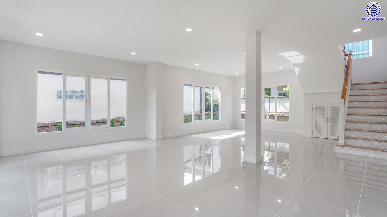 บ้านมือสองตกแต่งใหม่ โครงการ คาซ่าแกรนด์ รัตนาธิเบศร์-ราชพฤกษ์ บ้านเดี่ยวจากแบรนด์ Q.House เนื้อที่ 80 ตร.ว. ฟังก์ชัน 4 ห้องนอน 4 ห้องน้ำ จอดรถได้ถึง 2 คัน พร้อม Facilities ครบครัน บนทำเลเดินทางสะดวก ติดถนนราชพฤกษ์ ใกล้เซ็นทรัลเวสต์เกต และรถไฟฟ้าสายสีม่วง "สถานีบางรักใหญ่"  และ "สถานีบางรักน้อยท่าอิฐ"