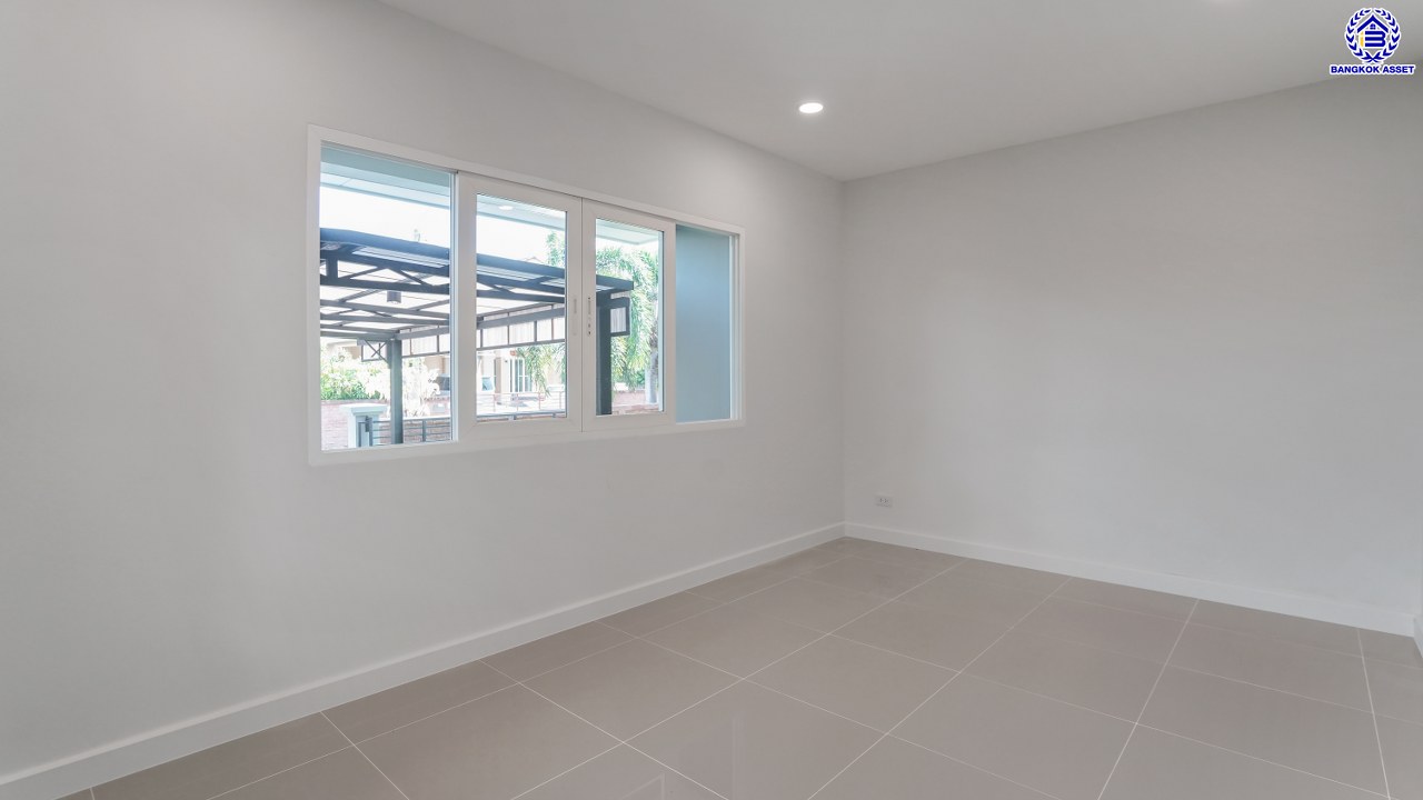 บ้านมือสองตกแต่งใหม่ โครงการ คาซ่าแกรนด์ รัตนาธิเบศร์-ราชพฤกษ์ บ้านเดี่ยวจากแบรนด์ Q.House เนื้อที่ 80 ตร.ว. ฟังก์ชัน 4 ห้องนอน 4 ห้องน้ำ จอดรถได้ถึง 2 คัน พร้อม Facilities ครบครัน บนทำเลเดินทางสะดวก ติดถนนราชพฤกษ์ ใกล้เซ็นทรัลเวสต์เกต และรถไฟฟ้าสายสีม่วง "สถานีบางรักใหญ่"  และ "สถานีบางรักน้อยท่าอิฐ"