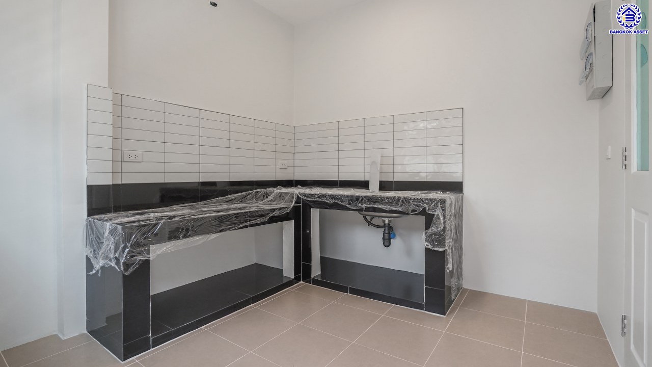 บ้านมือสองตกแต่งใหม่ โครงการ คาซ่าแกรนด์ รัตนาธิเบศร์-ราชพฤกษ์ บ้านเดี่ยวจากแบรนด์ Q.House เนื้อที่ 80 ตร.ว. ฟังก์ชัน 4 ห้องนอน 4 ห้องน้ำ จอดรถได้ถึง 2 คัน พร้อม Facilities ครบครัน บนทำเลเดินทางสะดวก ติดถนนราชพฤกษ์ ใกล้เซ็นทรัลเวสต์เกต และรถไฟฟ้าสายสีม่วง "สถานีบางรักใหญ่"  และ "สถานีบางรักน้อยท่าอิฐ"