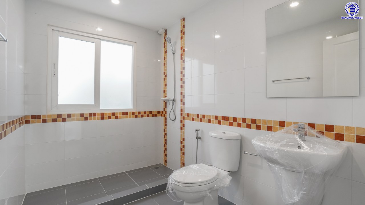 บ้านมือสองตกแต่งใหม่ โครงการ คาซ่าแกรนด์ รัตนาธิเบศร์-ราชพฤกษ์ บ้านเดี่ยวจากแบรนด์ Q.House เนื้อที่ 80 ตร.ว. ฟังก์ชัน 4 ห้องนอน 4 ห้องน้ำ จอดรถได้ถึง 2 คัน พร้อม Facilities ครบครัน บนทำเลเดินทางสะดวก ติดถนนราชพฤกษ์ ใกล้เซ็นทรัลเวสต์เกต และรถไฟฟ้าสายสีม่วง "สถานีบางรักใหญ่"  และ "สถานีบางรักน้อยท่าอิฐ"