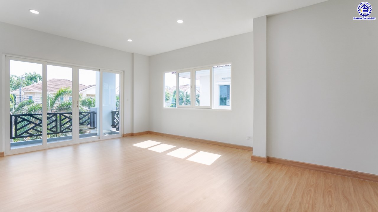 บ้านมือสองตกแต่งใหม่ โครงการ คาซ่าแกรนด์ รัตนาธิเบศร์-ราชพฤกษ์ บ้านเดี่ยวจากแบรนด์ Q.House เนื้อที่ 80 ตร.ว. ฟังก์ชัน 4 ห้องนอน 4 ห้องน้ำ จอดรถได้ถึง 2 คัน พร้อม Facilities ครบครัน บนทำเลเดินทางสะดวก ติดถนนราชพฤกษ์ ใกล้เซ็นทรัลเวสต์เกต และรถไฟฟ้าสายสีม่วง "สถานีบางรักใหญ่"  และ "สถานีบางรักน้อยท่าอิฐ"