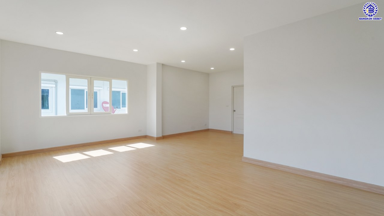 บ้านมือสองตกแต่งใหม่ โครงการ คาซ่าแกรนด์ รัตนาธิเบศร์-ราชพฤกษ์ บ้านเดี่ยวจากแบรนด์ Q.House เนื้อที่ 80 ตร.ว. ฟังก์ชัน 4 ห้องนอน 4 ห้องน้ำ จอดรถได้ถึง 2 คัน พร้อม Facilities ครบครัน บนทำเลเดินทางสะดวก ติดถนนราชพฤกษ์ ใกล้เซ็นทรัลเวสต์เกต และรถไฟฟ้าสายสีม่วง "สถานีบางรักใหญ่"  และ "สถานีบางรักน้อยท่าอิฐ"