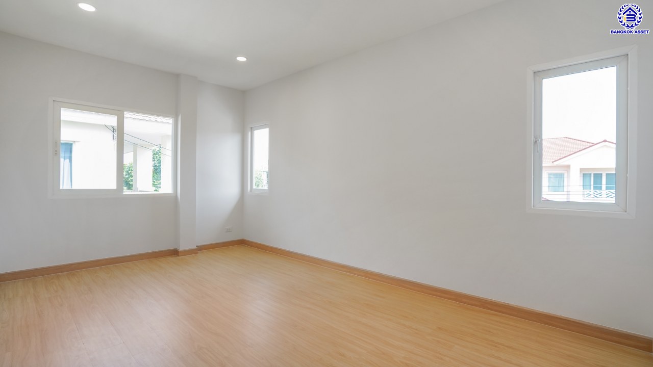 บ้านมือสองตกแต่งใหม่ โครงการ คาซ่าแกรนด์ รัตนาธิเบศร์-ราชพฤกษ์ บ้านเดี่ยวจากแบรนด์ Q.House เนื้อที่ 80 ตร.ว. ฟังก์ชัน 4 ห้องนอน 4 ห้องน้ำ จอดรถได้ถึง 2 คัน พร้อม Facilities ครบครัน บนทำเลเดินทางสะดวก ติดถนนราชพฤกษ์ ใกล้เซ็นทรัลเวสต์เกต และรถไฟฟ้าสายสีม่วง "สถานีบางรักใหญ่"  และ "สถานีบางรักน้อยท่าอิฐ"