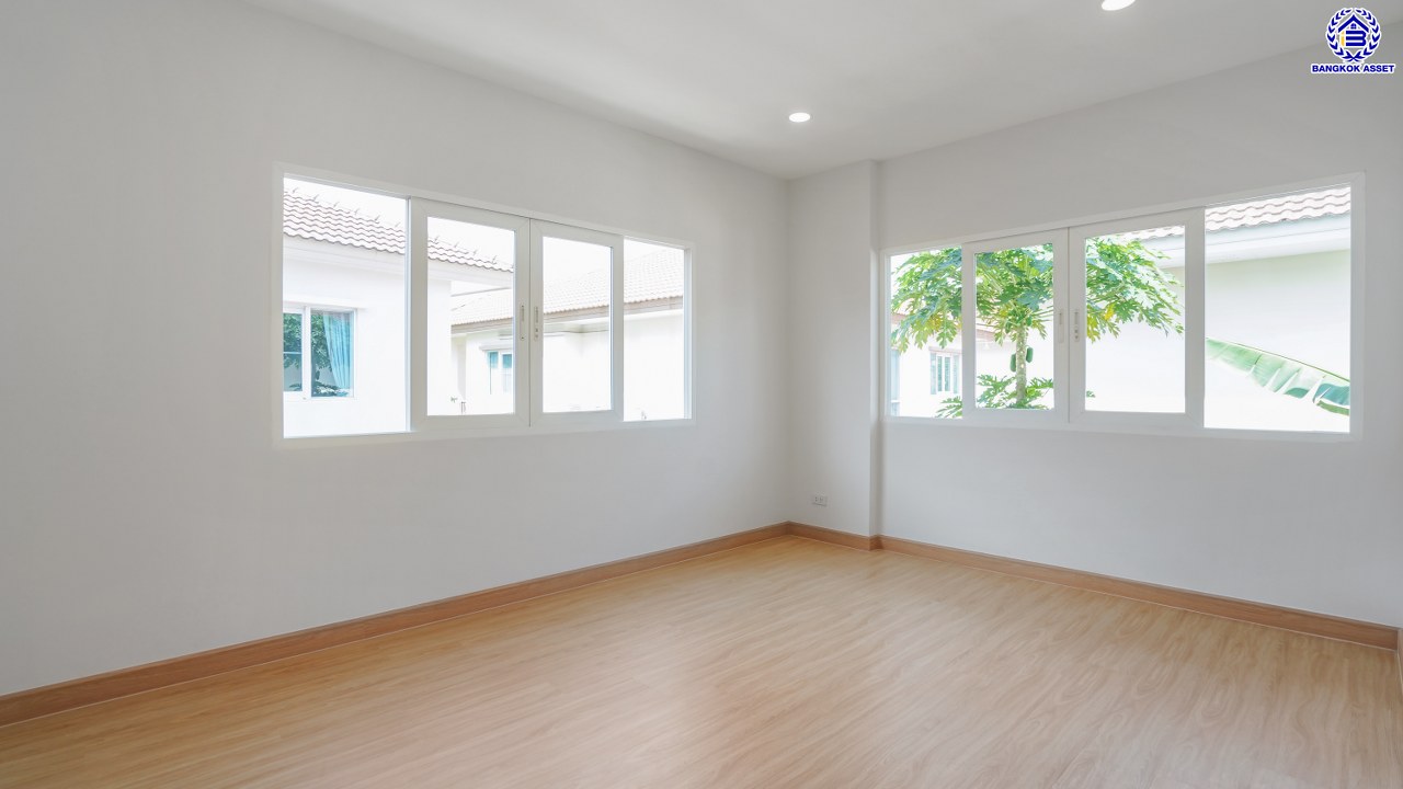 บ้านมือสองตกแต่งใหม่ โครงการ คาซ่าแกรนด์ รัตนาธิเบศร์-ราชพฤกษ์ บ้านเดี่ยวจากแบรนด์ Q.House เนื้อที่ 80 ตร.ว. ฟังก์ชัน 4 ห้องนอน 4 ห้องน้ำ จอดรถได้ถึง 2 คัน พร้อม Facilities ครบครัน บนทำเลเดินทางสะดวก ติดถนนราชพฤกษ์ ใกล้เซ็นทรัลเวสต์เกต และรถไฟฟ้าสายสีม่วง "สถานีบางรักใหญ่"  และ "สถานีบางรักน้อยท่าอิฐ"