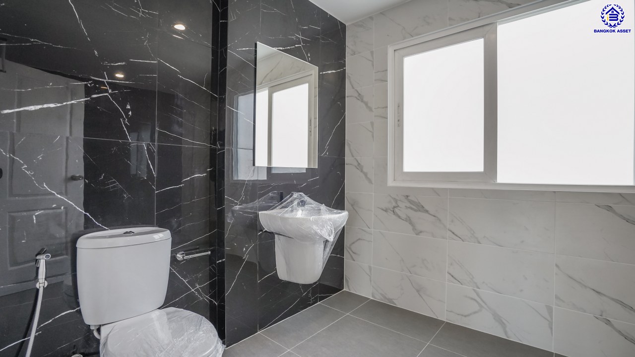 บ้านมือสองตกแต่งใหม่ โครงการ คาซ่าแกรนด์ รัตนาธิเบศร์-ราชพฤกษ์ บ้านเดี่ยวจากแบรนด์ Q.House เนื้อที่ 80 ตร.ว. ฟังก์ชัน 4 ห้องนอน 4 ห้องน้ำ จอดรถได้ถึง 2 คัน พร้อม Facilities ครบครัน บนทำเลเดินทางสะดวก ติดถนนราชพฤกษ์ ใกล้เซ็นทรัลเวสต์เกต และรถไฟฟ้าสายสีม่วง "สถานีบางรักใหญ่"  และ "สถานีบางรักน้อยท่าอิฐ"