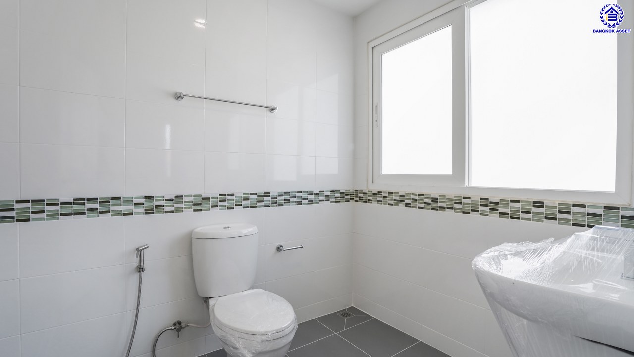 บ้านมือสองตกแต่งใหม่ โครงการ คาซ่าแกรนด์ รัตนาธิเบศร์-ราชพฤกษ์ บ้านเดี่ยวจากแบรนด์ Q.House เนื้อที่ 80 ตร.ว. ฟังก์ชัน 4 ห้องนอน 4 ห้องน้ำ จอดรถได้ถึง 2 คัน พร้อม Facilities ครบครัน บนทำเลเดินทางสะดวก ติดถนนราชพฤกษ์ ใกล้เซ็นทรัลเวสต์เกต และรถไฟฟ้าสายสีม่วง "สถานีบางรักใหญ่"  และ "สถานีบางรักน้อยท่าอิฐ"