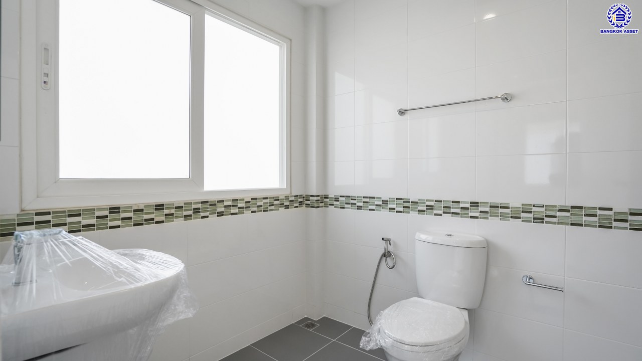 บ้านมือสองตกแต่งใหม่ โครงการ คาซ่าแกรนด์ รัตนาธิเบศร์-ราชพฤกษ์ บ้านเดี่ยวจากแบรนด์ Q.House เนื้อที่ 80 ตร.ว. ฟังก์ชัน 4 ห้องนอน 4 ห้องน้ำ จอดรถได้ถึง 2 คัน พร้อม Facilities ครบครัน บนทำเลเดินทางสะดวก ติดถนนราชพฤกษ์ ใกล้เซ็นทรัลเวสต์เกต และรถไฟฟ้าสายสีม่วง "สถานีบางรักใหญ่"  และ "สถานีบางรักน้อยท่าอิฐ"