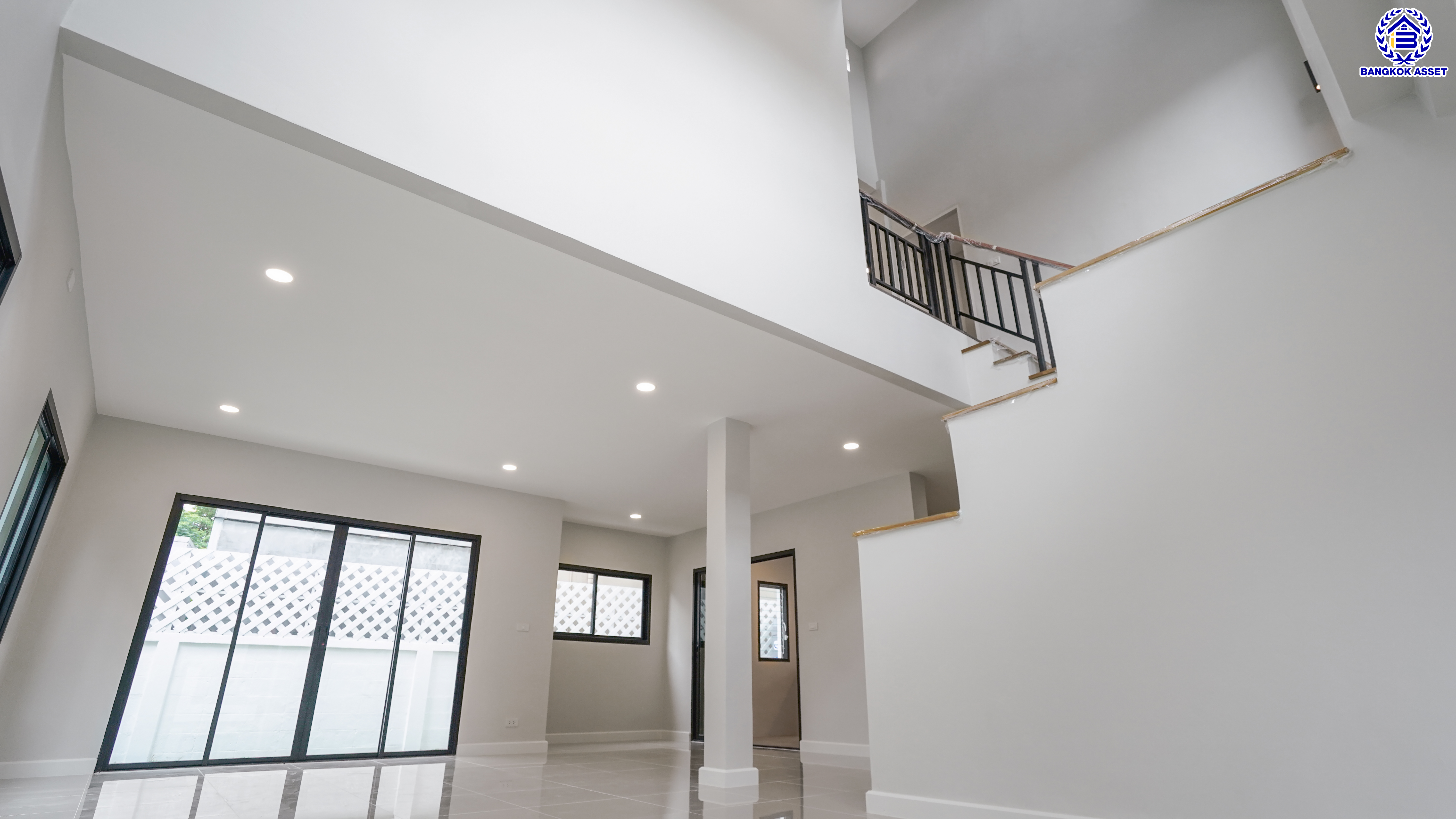 บ้านมือสองตกแต่งใหม่ โครงการ เนเบอร์โฮม วัชรพล เนื้อที่ 71.5 ตร.ว. พื้นที่ใช้สอย 231.98 ตร.ม. ฟังก์ชัน 4 ห้องนอน 3 ห้องน้ำ 2 ที่จอดรถ บนทำเลศักยภาพ เดินทางสะดวกเชื่อมต่อถนนสุขาภิบาล5 ถนนวัชรพล ถนนรามอินทรา ใกล้ห้างสรรพสินค้า Fashion Island และจุดขึ้นทางด่วน "รามอินทรา-อาจณรงค์"