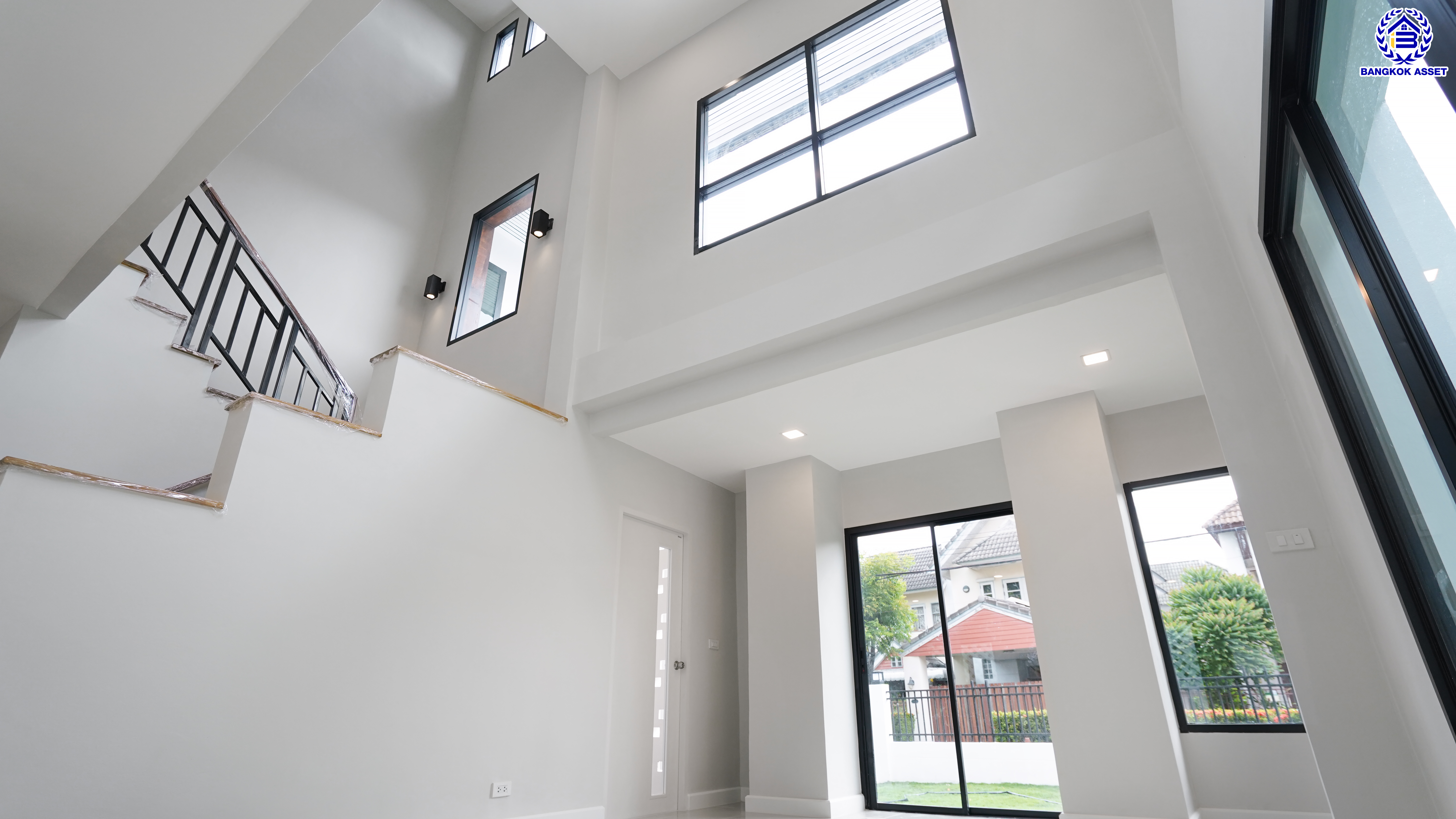 บ้านมือสองตกแต่งใหม่ โครงการ เนเบอร์โฮม วัชรพล เนื้อที่ 71.5 ตร.ว. พื้นที่ใช้สอย 231.98 ตร.ม. ฟังก์ชัน 4 ห้องนอน 3 ห้องน้ำ 2 ที่จอดรถ บนทำเลศักยภาพ เดินทางสะดวกเชื่อมต่อถนนสุขาภิบาล5 ถนนวัชรพล ถนนรามอินทรา ใกล้ห้างสรรพสินค้า Fashion Island และจุดขึ้นทางด่วน "รามอินทรา-อาจณรงค์"