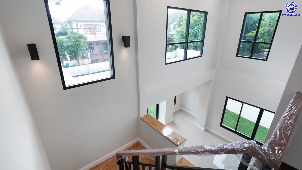 บ้านมือสองตกแต่งใหม่ โครงการ เนเบอร์โฮม วัชรพล เนื้อที่ 71.5 ตร.ว. พื้นที่ใช้สอย 231.98 ตร.ม. ฟังก์ชัน 4 ห้องนอน 3 ห้องน้ำ 2 ที่จอดรถ บนทำเลศักยภาพ เดินทางสะดวกเชื่อมต่อถนนสุขาภิบาล5 ถนนวัชรพล ถนนรามอินทรา ใกล้ห้างสรรพสินค้า Fashion Island และจุดขึ้นทางด่วน "รามอินทรา-อาจณรงค์"