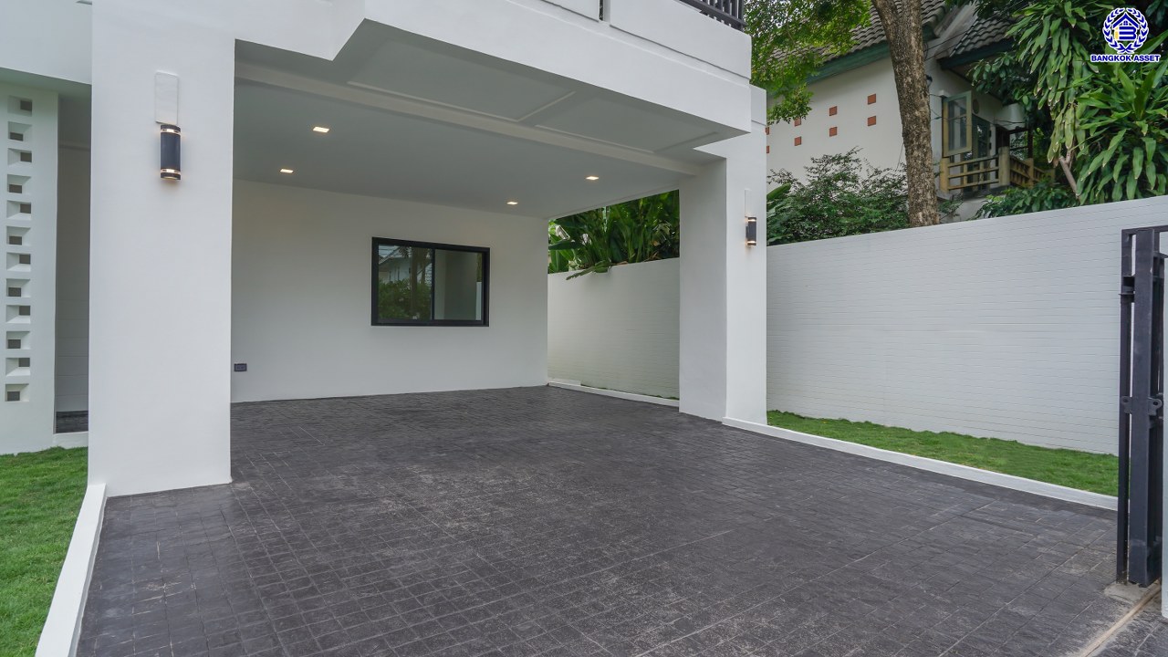 บ้านมือสองตกแต่งใหม่ โครงการ เนเบอร์โฮม วัชรพล เนื้อที่ 71.5 ตร.ว. พื้นที่ใช้สอย 231.98 ตร.ม. ฟังก์ชัน 4 ห้องนอน 3 ห้องน้ำ 2 ที่จอดรถ บนทำเลศักยภาพ เดินทางสะดวกเชื่อมต่อถนนสุขาภิบาล5 ถนนวัชรพล ถนนรามอินทรา ใกล้ห้างสรรพสินค้า Fashion Island และจุดขึ้นทางด่วน "รามอินทรา-อาจณรงค์"