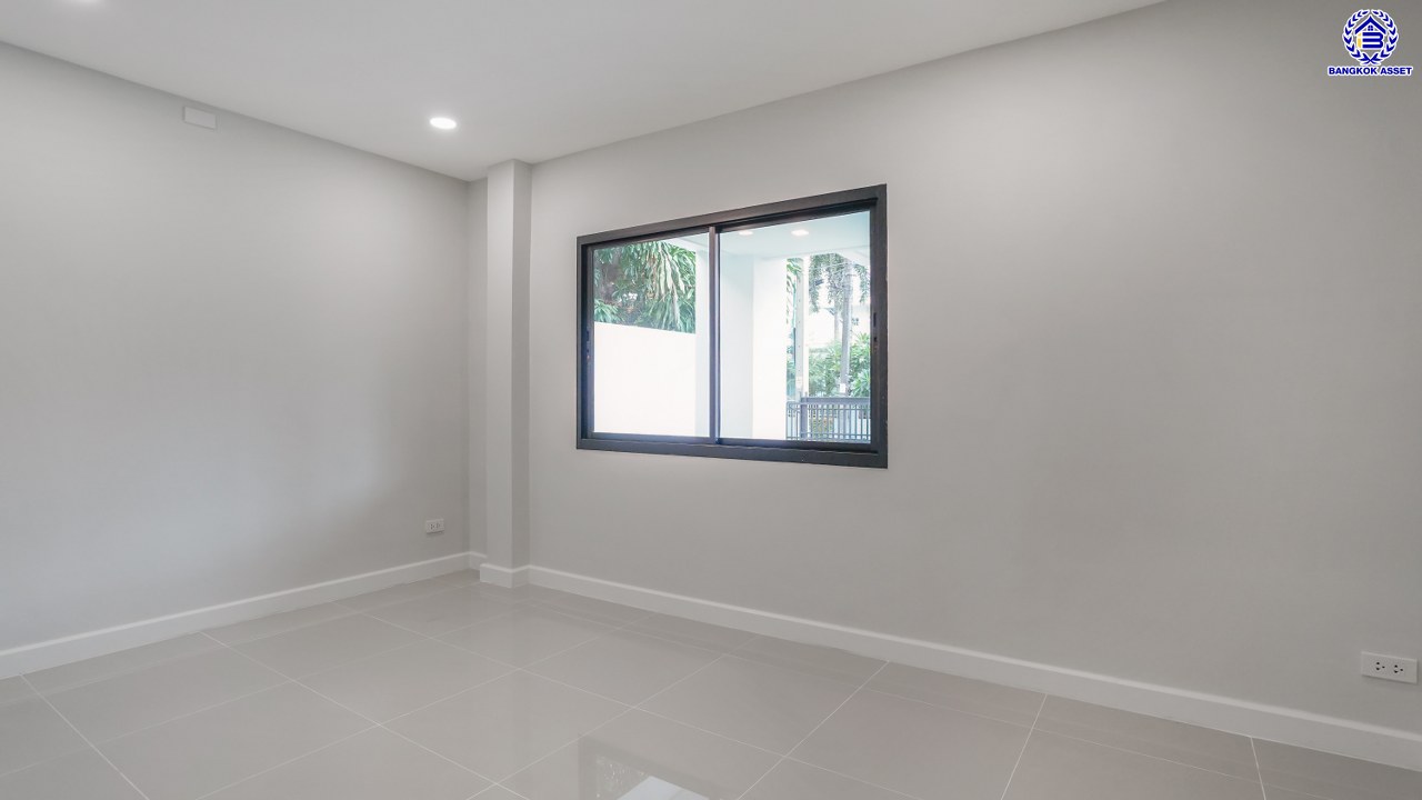 บ้านมือสองตกแต่งใหม่ โครงการ เนเบอร์โฮม วัชรพล เนื้อที่ 71.5 ตร.ว. พื้นที่ใช้สอย 231.98 ตร.ม. ฟังก์ชัน 4 ห้องนอน 3 ห้องน้ำ 2 ที่จอดรถ บนทำเลศักยภาพ เดินทางสะดวกเชื่อมต่อถนนสุขาภิบาล5 ถนนวัชรพล ถนนรามอินทรา ใกล้ห้างสรรพสินค้า Fashion Island และจุดขึ้นทางด่วน "รามอินทรา-อาจณรงค์"