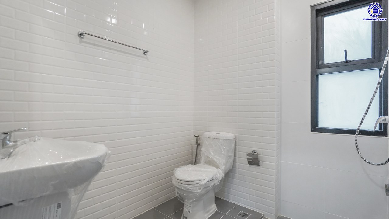 บ้านมือสองตกแต่งใหม่ โครงการ เนเบอร์โฮม วัชรพล เนื้อที่ 71.5 ตร.ว. พื้นที่ใช้สอย 231.98 ตร.ม. ฟังก์ชัน 4 ห้องนอน 3 ห้องน้ำ 2 ที่จอดรถ บนทำเลศักยภาพ เดินทางสะดวกเชื่อมต่อถนนสุขาภิบาล5 ถนนวัชรพล ถนนรามอินทรา ใกล้ห้างสรรพสินค้า Fashion Island และจุดขึ้นทางด่วน "รามอินทรา-อาจณรงค์"