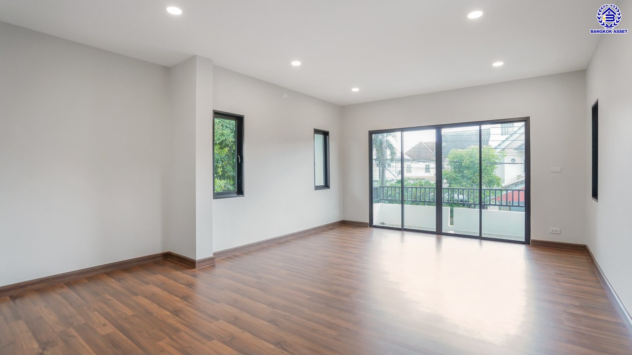 บ้านมือสองตกแต่งใหม่ โครงการ เนเบอร์โฮม วัชรพล เนื้อที่ 71.5 ตร.ว. พื้นที่ใช้สอย 231.98 ตร.ม. ฟังก์ชัน 4 ห้องนอน 3 ห้องน้ำ 2 ที่จอดรถ บนทำเลศักยภาพ เดินทางสะดวกเชื่อมต่อถนนสุขาภิบาล5 ถนนวัชรพล ถนนรามอินทรา ใกล้ห้างสรรพสินค้า Fashion Island และจุดขึ้นทางด่วน "รามอินทรา-อาจณรงค์"