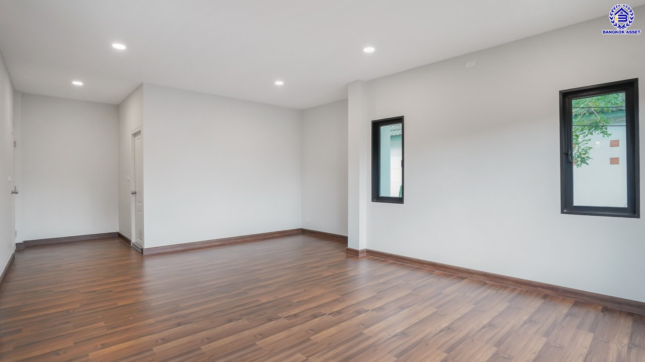 บ้านมือสองตกแต่งใหม่ โครงการ เนเบอร์โฮม วัชรพล เนื้อที่ 71.5 ตร.ว. พื้นที่ใช้สอย 231.98 ตร.ม. ฟังก์ชัน 4 ห้องนอน 3 ห้องน้ำ 2 ที่จอดรถ บนทำเลศักยภาพ เดินทางสะดวกเชื่อมต่อถนนสุขาภิบาล5 ถนนวัชรพล ถนนรามอินทรา ใกล้ห้างสรรพสินค้า Fashion Island และจุดขึ้นทางด่วน "รามอินทรา-อาจณรงค์"