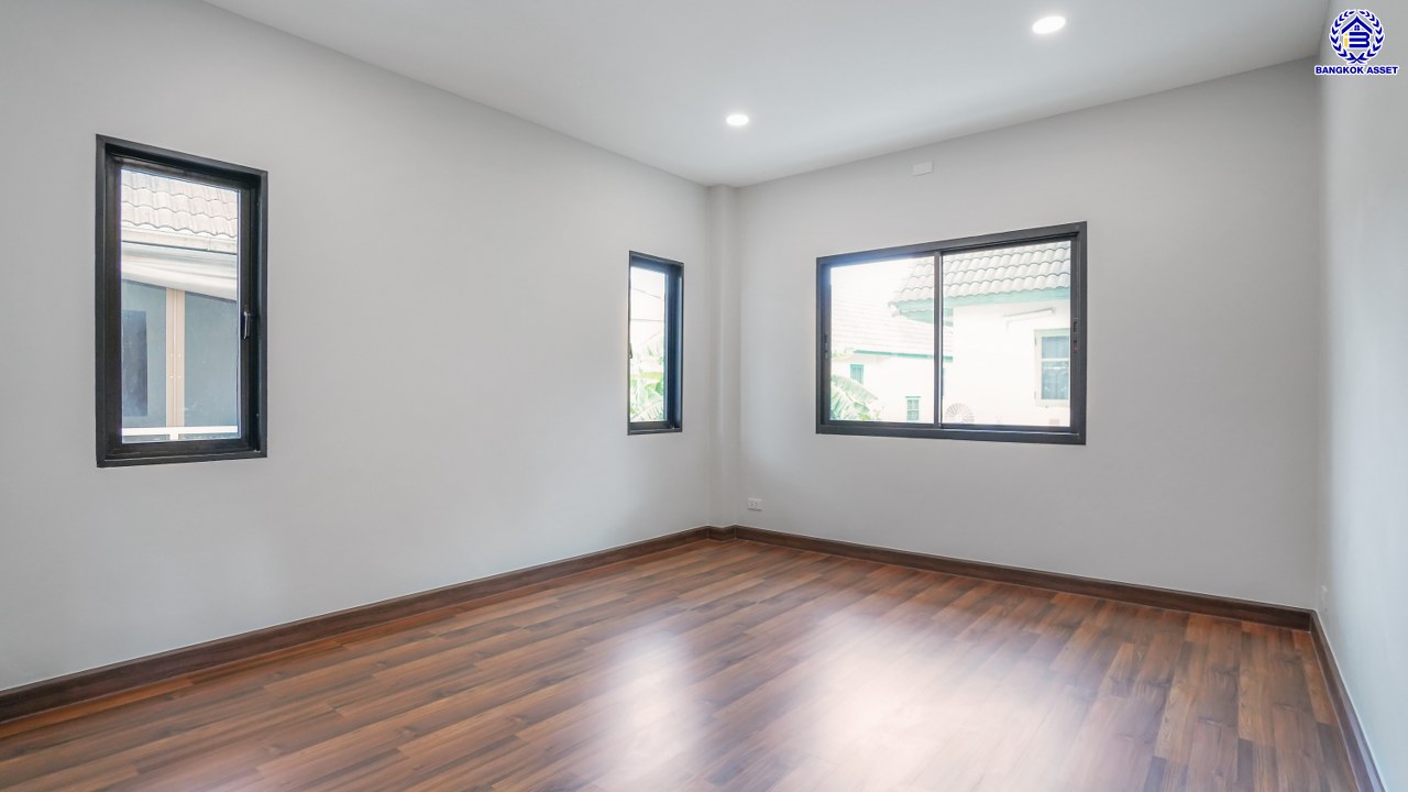 บ้านมือสองตกแต่งใหม่ โครงการ เนเบอร์โฮม วัชรพล เนื้อที่ 71.5 ตร.ว. พื้นที่ใช้สอย 231.98 ตร.ม. ฟังก์ชัน 4 ห้องนอน 3 ห้องน้ำ 2 ที่จอดรถ บนทำเลศักยภาพ เดินทางสะดวกเชื่อมต่อถนนสุขาภิบาล5 ถนนวัชรพล ถนนรามอินทรา ใกล้ห้างสรรพสินค้า Fashion Island และจุดขึ้นทางด่วน "รามอินทรา-อาจณรงค์"