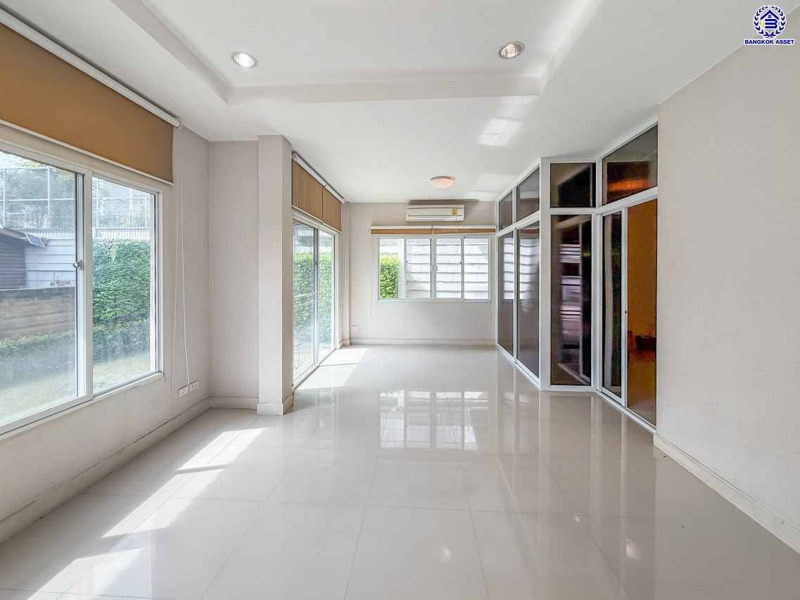 บ้านเดี่ยวมือสองนนทบุรี ทำเลใจกลางเมือง โครงการ บุราสิริ งามวงศ์วาน-ประชาชื่น บ้านหลังใหญ่ เนื้อที่ 63.4 ตร.ว. ฟังก์ชัน 3 ห้องนอน 3 ห้องน้ำ 2 ที่จอดรถ พื้นที่ใช้สอย 170 ตร.ม. เชื่อมต่อถนนหลายสาย ใกล้เดอะมอลล์ งามวงศ์วาน และจุดขึ้นทางด่วนงามวงศ์วาน