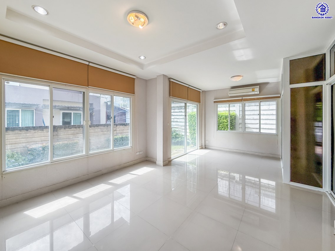 บ้านเดี่ยวมือสองนนทบุรี ทำเลใจกลางเมือง โครงการ บุราสิริ งามวงศ์วาน-ประชาชื่น บ้านหลังใหญ่ เนื้อที่ 63.4 ตร.ว. ฟังก์ชัน 3 ห้องนอน 3 ห้องน้ำ 2 ที่จอดรถ พื้นที่ใช้สอย 170 ตร.ม. เชื่อมต่อถนนหลายสาย ใกล้เดอะมอลล์ งามวงศ์วาน และจุดขึ้นทางด่วนงามวงศ์วาน