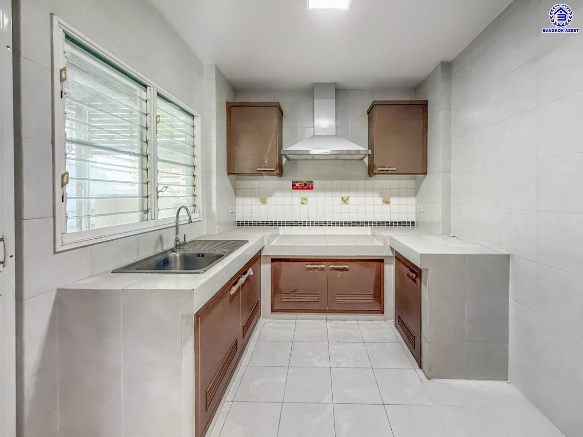 บ้านเดี่ยวมือสองนนทบุรี ทำเลใจกลางเมือง โครงการ บุราสิริ งามวงศ์วาน-ประชาชื่น บ้านหลังใหญ่ เนื้อที่ 63.4 ตร.ว. ฟังก์ชัน 3 ห้องนอน 3 ห้องน้ำ 2 ที่จอดรถ พื้นที่ใช้สอย 170 ตร.ม. เชื่อมต่อถนนหลายสาย ใกล้เดอะมอลล์ งามวงศ์วาน และจุดขึ้นทางด่วนงามวงศ์วาน