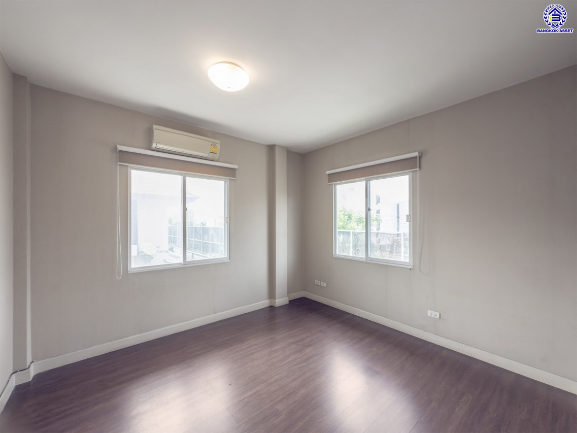 บ้านเดี่ยวมือสองนนทบุรี ทำเลใจกลางเมือง โครงการ บุราสิริ งามวงศ์วาน-ประชาชื่น บ้านหลังใหญ่ เนื้อที่ 63.4 ตร.ว. ฟังก์ชัน 3 ห้องนอน 3 ห้องน้ำ 2 ที่จอดรถ พื้นที่ใช้สอย 170 ตร.ม. เชื่อมต่อถนนหลายสาย ใกล้เดอะมอลล์ งามวงศ์วาน และจุดขึ้นทางด่วนงามวงศ์วาน