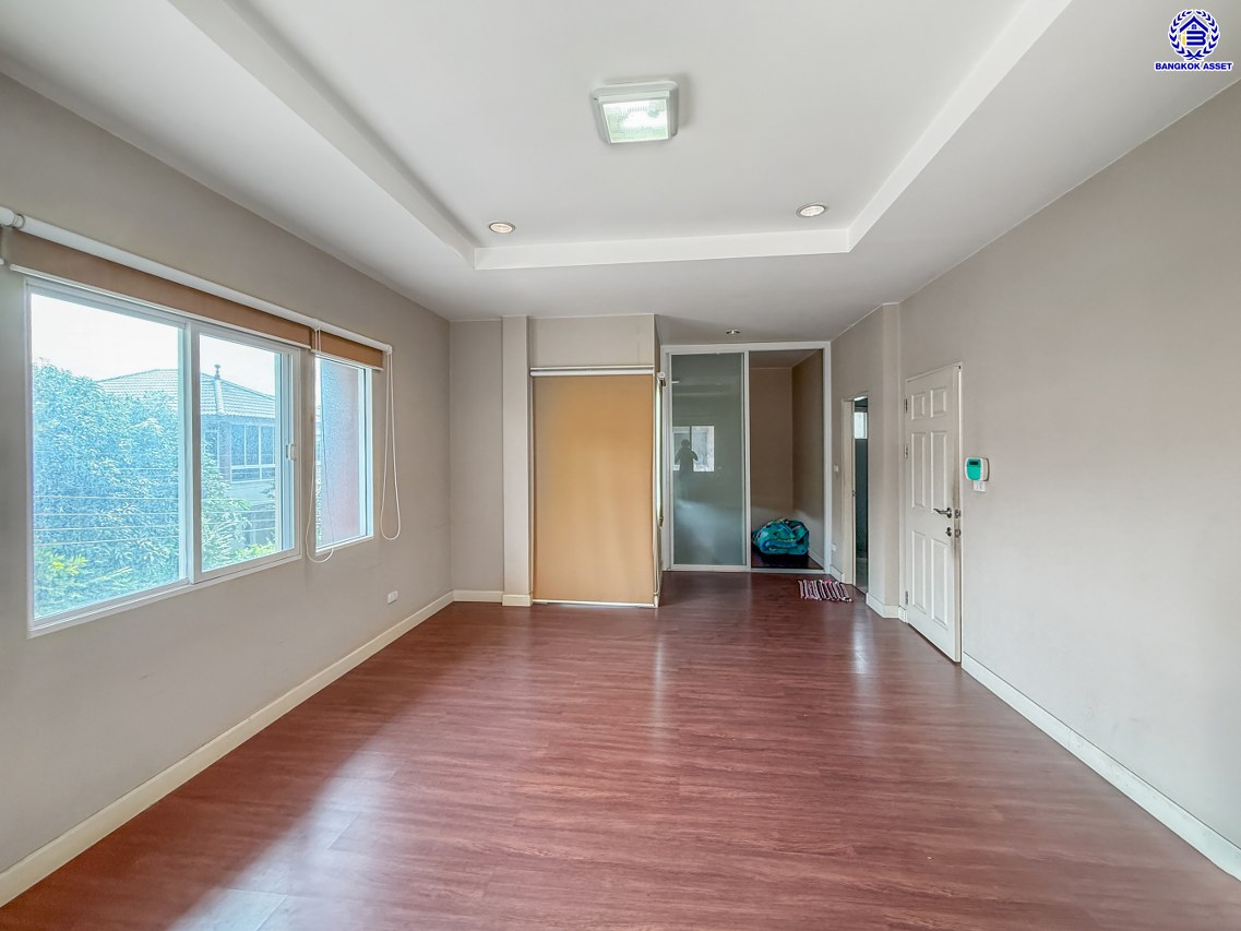 บ้านเดี่ยวมือสองนนทบุรี ทำเลใจกลางเมือง โครงการ บุราสิริ งามวงศ์วาน-ประชาชื่น บ้านหลังใหญ่ เนื้อที่ 63.4 ตร.ว. ฟังก์ชัน 3 ห้องนอน 3 ห้องน้ำ 2 ที่จอดรถ พื้นที่ใช้สอย 170 ตร.ม. เชื่อมต่อถนนหลายสาย ใกล้เดอะมอลล์ งามวงศ์วาน และจุดขึ้นทางด่วนงามวงศ์วาน