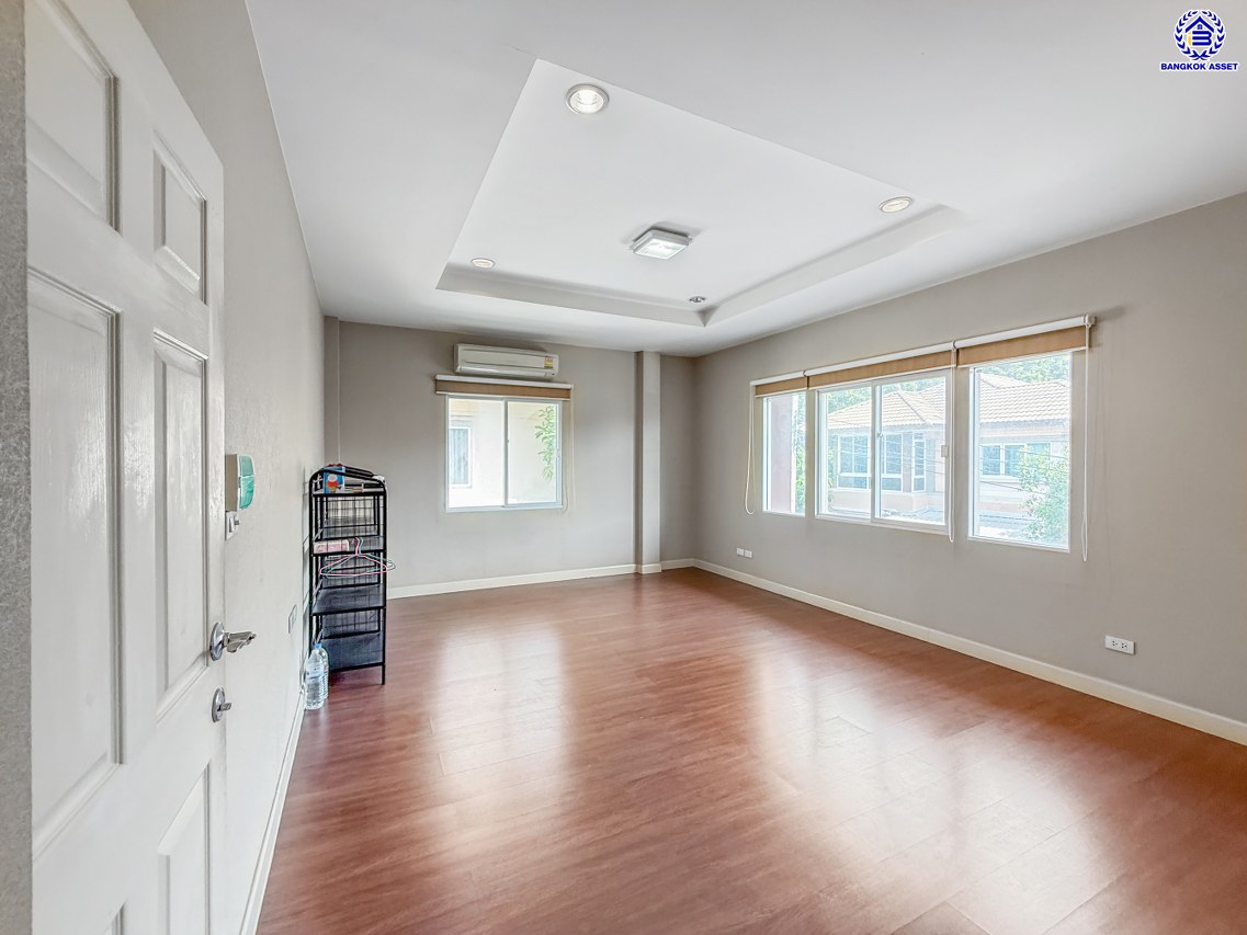 บ้านเดี่ยวมือสองนนทบุรี ทำเลใจกลางเมือง โครงการ บุราสิริ งามวงศ์วาน-ประชาชื่น บ้านหลังใหญ่ เนื้อที่ 63.4 ตร.ว. ฟังก์ชัน 3 ห้องนอน 3 ห้องน้ำ 2 ที่จอดรถ พื้นที่ใช้สอย 170 ตร.ม. เชื่อมต่อถนนหลายสาย ใกล้เดอะมอลล์ งามวงศ์วาน และจุดขึ้นทางด่วนงามวงศ์วาน