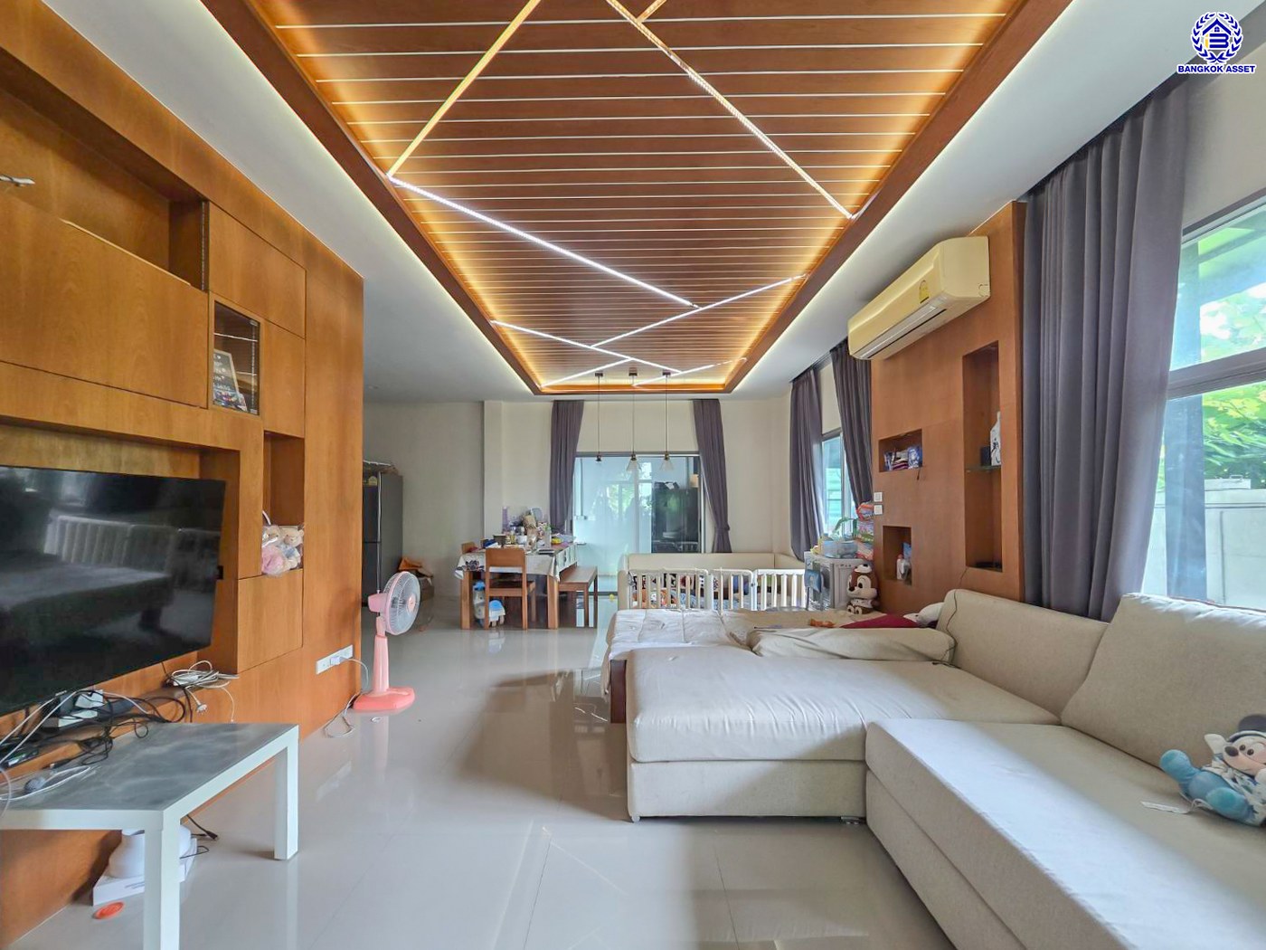 บ้านเดี่ยวมือสองนนทบุรี โครงการ เพอร์เฟคเพลส รัตนาธิเบศร์ หลังมุม บนเนื้อที่ 85.10 ตร.ว. พื้นที่ใช้สอย 250 ตร.ม. ฟังก์ชัน 3 ห้องนอน 3 ห้องน้ำ จอดรถได้ 2 คัน เฟสใหม่ใน private zone ใกล้เซ็นทรัลรัตนาธิเบศร์ เซ็นทรัลเวสต์เกต บนทำเลเชื่อมต่อได้หลายเส้นทาง ติดถนนรัตนาธิเบศร์ และ รถไฟฟ้าสายสีม่วง "สถานีไทรม้า"