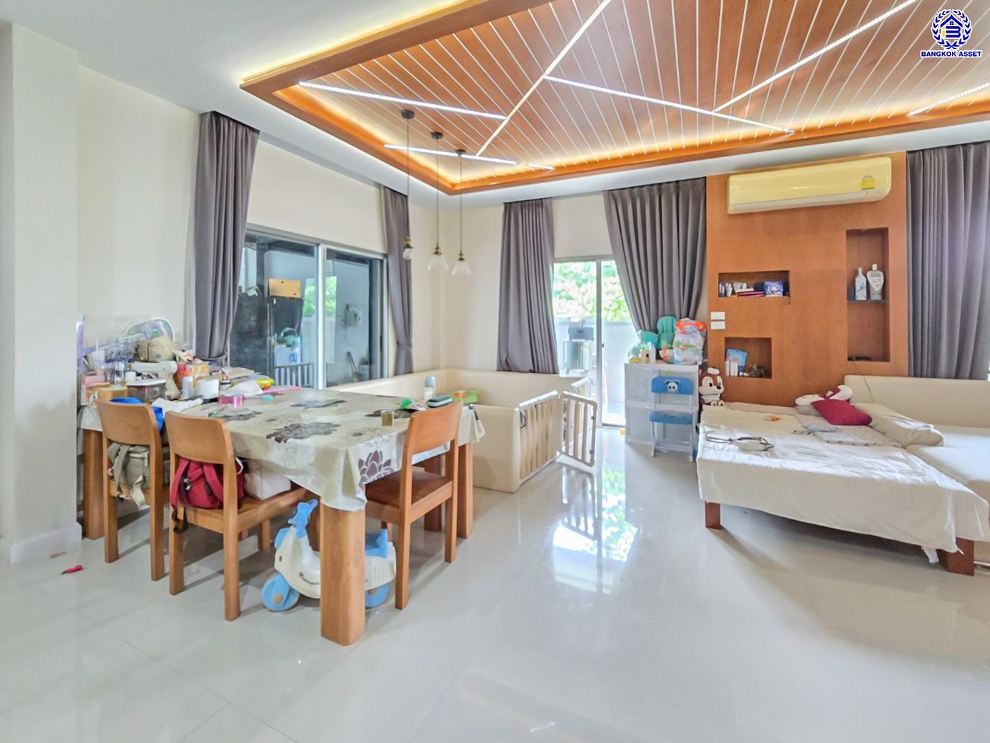 บ้านเดี่ยวมือสองนนทบุรี โครงการ เพอร์เฟคเพลส รัตนาธิเบศร์ หลังมุม บนเนื้อที่ 85.10 ตร.ว. พื้นที่ใช้สอย 250 ตร.ม. ฟังก์ชัน 3 ห้องนอน 3 ห้องน้ำ จอดรถได้ 2 คัน เฟสใหม่ใน private zone ใกล้เซ็นทรัลรัตนาธิเบศร์ เซ็นทรัลเวสต์เกต บนทำเลเชื่อมต่อได้หลายเส้นทาง ติดถนนรัตนาธิเบศร์ และ รถไฟฟ้าสายสีม่วง "สถานีไทรม้า"