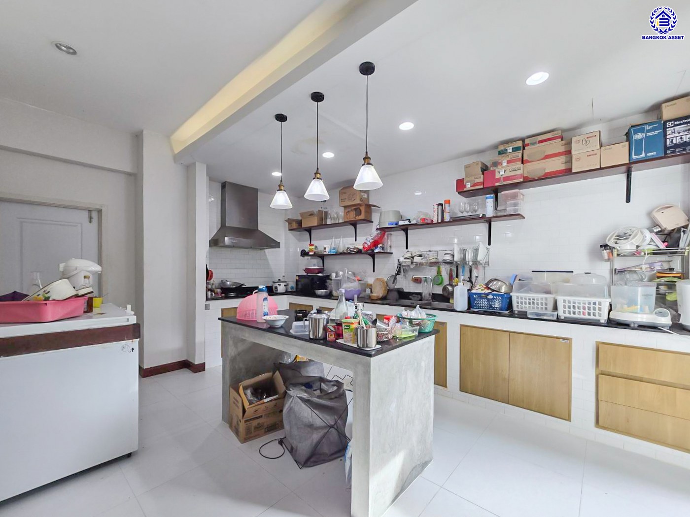 บ้านเดี่ยวมือสองนนทบุรี โครงการ เพอร์เฟคเพลส รัตนาธิเบศร์ หลังมุม บนเนื้อที่ 85.10 ตร.ว. พื้นที่ใช้สอย 250 ตร.ม. ฟังก์ชัน 3 ห้องนอน 3 ห้องน้ำ จอดรถได้ 2 คัน เฟสใหม่ใน private zone ใกล้เซ็นทรัลรัตนาธิเบศร์ เซ็นทรัลเวสต์เกต บนทำเลเชื่อมต่อได้หลายเส้นทาง ติดถนนรัตนาธิเบศร์ และ รถไฟฟ้าสายสีม่วง "สถานีไทรม้า"