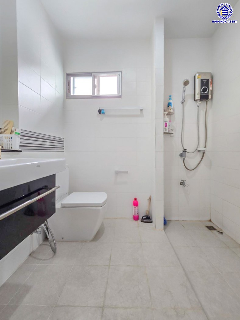 บ้านเดี่ยวมือสองนนทบุรี โครงการ เพอร์เฟคเพลส รัตนาธิเบศร์ หลังมุม บนเนื้อที่ 85.10 ตร.ว. พื้นที่ใช้สอย 250 ตร.ม. ฟังก์ชัน 3 ห้องนอน 3 ห้องน้ำ จอดรถได้ 2 คัน เฟสใหม่ใน private zone ใกล้เซ็นทรัลรัตนาธิเบศร์ เซ็นทรัลเวสต์เกต บนทำเลเชื่อมต่อได้หลายเส้นทาง ติดถนนรัตนาธิเบศร์ และ รถไฟฟ้าสายสีม่วง "สถานีไทรม้า"