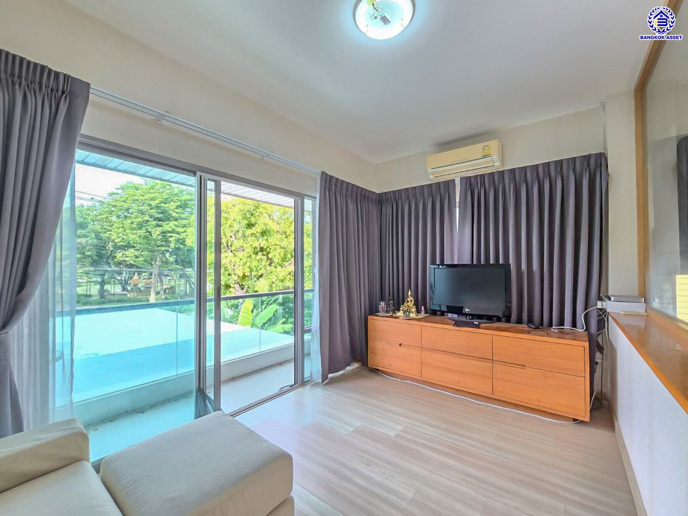 บ้านเดี่ยวมือสองนนทบุรี โครงการ เพอร์เฟคเพลส รัตนาธิเบศร์ หลังมุม บนเนื้อที่ 85.10 ตร.ว. พื้นที่ใช้สอย 250 ตร.ม. ฟังก์ชัน 3 ห้องนอน 3 ห้องน้ำ จอดรถได้ 2 คัน เฟสใหม่ใน private zone ใกล้เซ็นทรัลรัตนาธิเบศร์ เซ็นทรัลเวสต์เกต บนทำเลเชื่อมต่อได้หลายเส้นทาง ติดถนนรัตนาธิเบศร์ และ รถไฟฟ้าสายสีม่วง "สถานีไทรม้า"