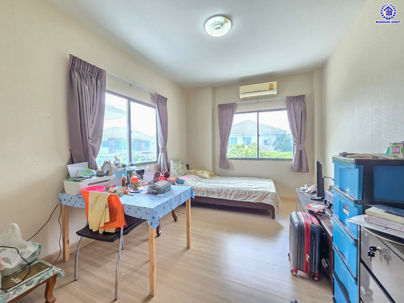 บ้านเดี่ยวมือสองนนทบุรี โครงการ เพอร์เฟคเพลส รัตนาธิเบศร์ หลังมุม บนเนื้อที่ 85.10 ตร.ว. พื้นที่ใช้สอย 250 ตร.ม. ฟังก์ชัน 3 ห้องนอน 3 ห้องน้ำ จอดรถได้ 2 คัน เฟสใหม่ใน private zone ใกล้เซ็นทรัลรัตนาธิเบศร์ เซ็นทรัลเวสต์เกต บนทำเลเชื่อมต่อได้หลายเส้นทาง ติดถนนรัตนาธิเบศร์ และ รถไฟฟ้าสายสีม่วง "สถานีไทรม้า"