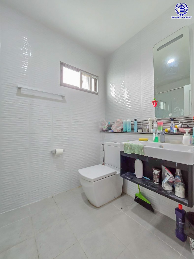 บ้านเดี่ยวมือสองนนทบุรี โครงการ เพอร์เฟคเพลส รัตนาธิเบศร์ หลังมุม บนเนื้อที่ 85.10 ตร.ว. พื้นที่ใช้สอย 250 ตร.ม. ฟังก์ชัน 3 ห้องนอน 3 ห้องน้ำ จอดรถได้ 2 คัน เฟสใหม่ใน private zone ใกล้เซ็นทรัลรัตนาธิเบศร์ เซ็นทรัลเวสต์เกต บนทำเลเชื่อมต่อได้หลายเส้นทาง ติดถนนรัตนาธิเบศร์ และ รถไฟฟ้าสายสีม่วง "สถานีไทรม้า"