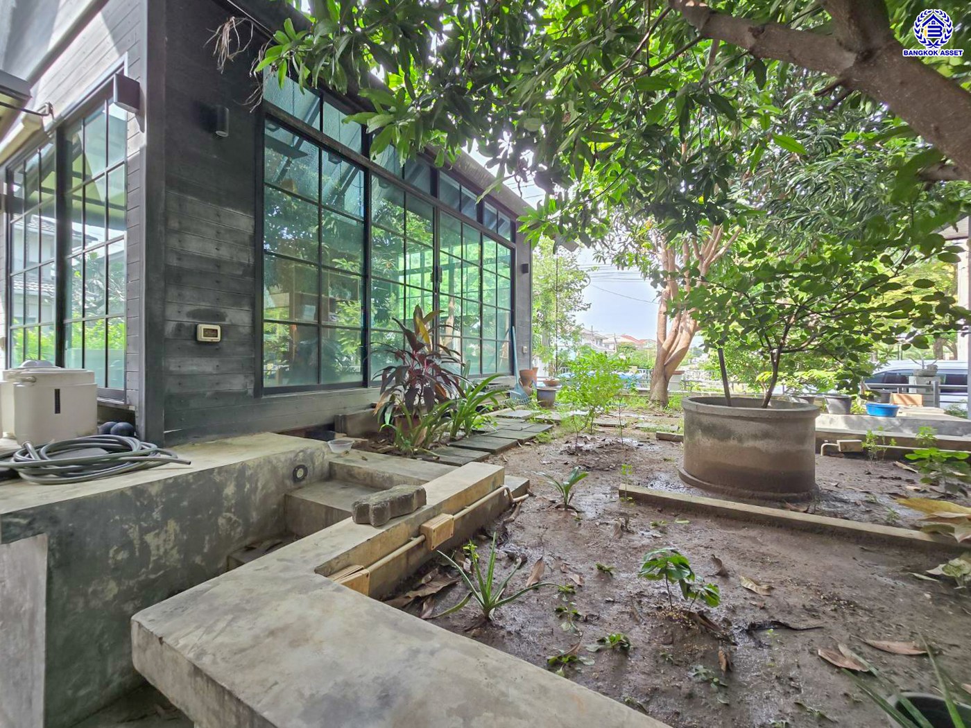 บ้านเดี่ยวมือสองนนทบุรี โครงการ เพอร์เฟคเพลส รัตนาธิเบศร์ หลังมุม บนเนื้อที่ 85.10 ตร.ว. พื้นที่ใช้สอย 250 ตร.ม. ฟังก์ชัน 3 ห้องนอน 3 ห้องน้ำ จอดรถได้ 2 คัน เฟสใหม่ใน private zone ใกล้เซ็นทรัลรัตนาธิเบศร์ เซ็นทรัลเวสต์เกต บนทำเลเชื่อมต่อได้หลายเส้นทาง ติดถนนรัตนาธิเบศร์ และ รถไฟฟ้าสายสีม่วง "สถานีไทรม้า"