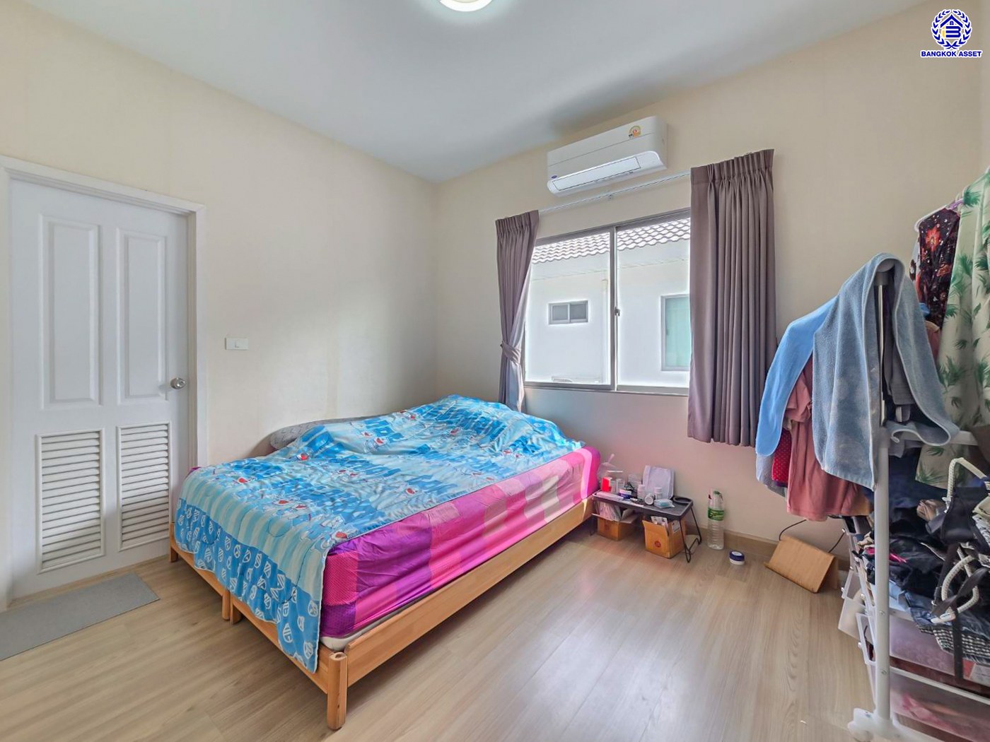 บ้านเดี่ยวมือสองนนทบุรี โครงการ เพอร์เฟคเพลส รัตนาธิเบศร์ หลังมุม บนเนื้อที่ 85.10 ตร.ว. พื้นที่ใช้สอย 250 ตร.ม. ฟังก์ชัน 3 ห้องนอน 3 ห้องน้ำ จอดรถได้ 2 คัน เฟสใหม่ใน private zone ใกล้เซ็นทรัลรัตนาธิเบศร์ เซ็นทรัลเวสต์เกต บนทำเลเชื่อมต่อได้หลายเส้นทาง ติดถนนรัตนาธิเบศร์ และ รถไฟฟ้าสายสีม่วง "สถานีไทรม้า"