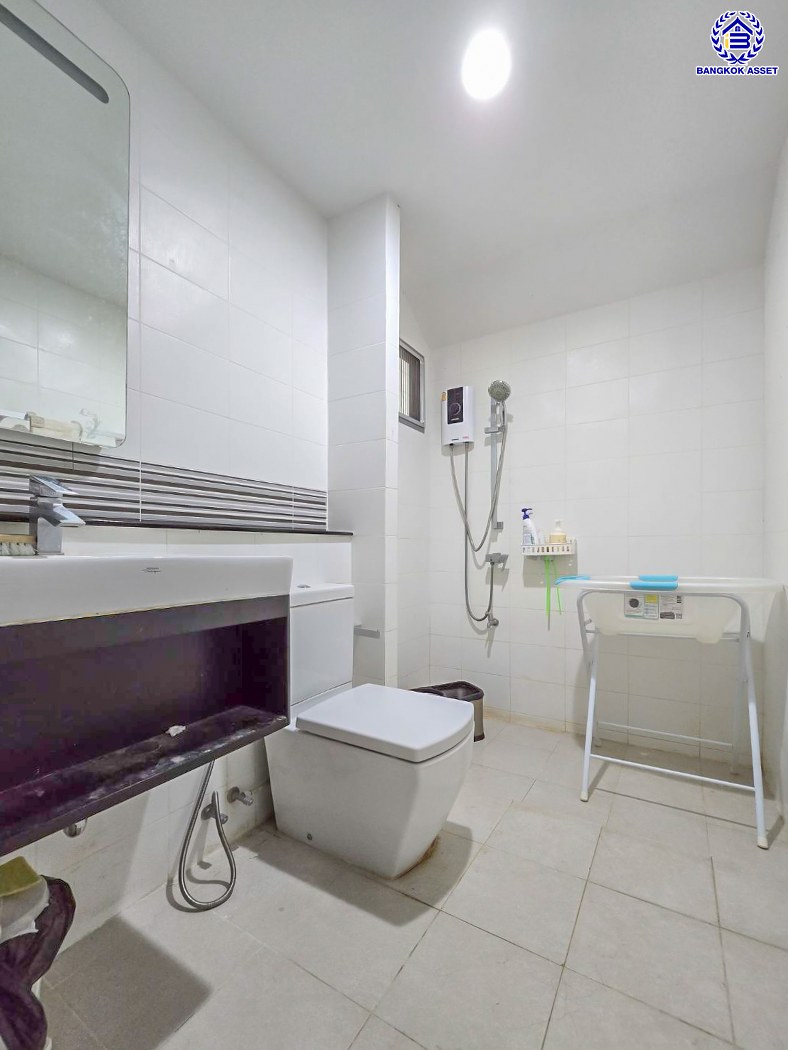 บ้านเดี่ยวมือสองนนทบุรี โครงการ เพอร์เฟคเพลส รัตนาธิเบศร์ หลังมุม บนเนื้อที่ 85.10 ตร.ว. พื้นที่ใช้สอย 250 ตร.ม. ฟังก์ชัน 3 ห้องนอน 3 ห้องน้ำ จอดรถได้ 2 คัน เฟสใหม่ใน private zone ใกล้เซ็นทรัลรัตนาธิเบศร์ เซ็นทรัลเวสต์เกต บนทำเลเชื่อมต่อได้หลายเส้นทาง ติดถนนรัตนาธิเบศร์ และ รถไฟฟ้าสายสีม่วง "สถานีไทรม้า"