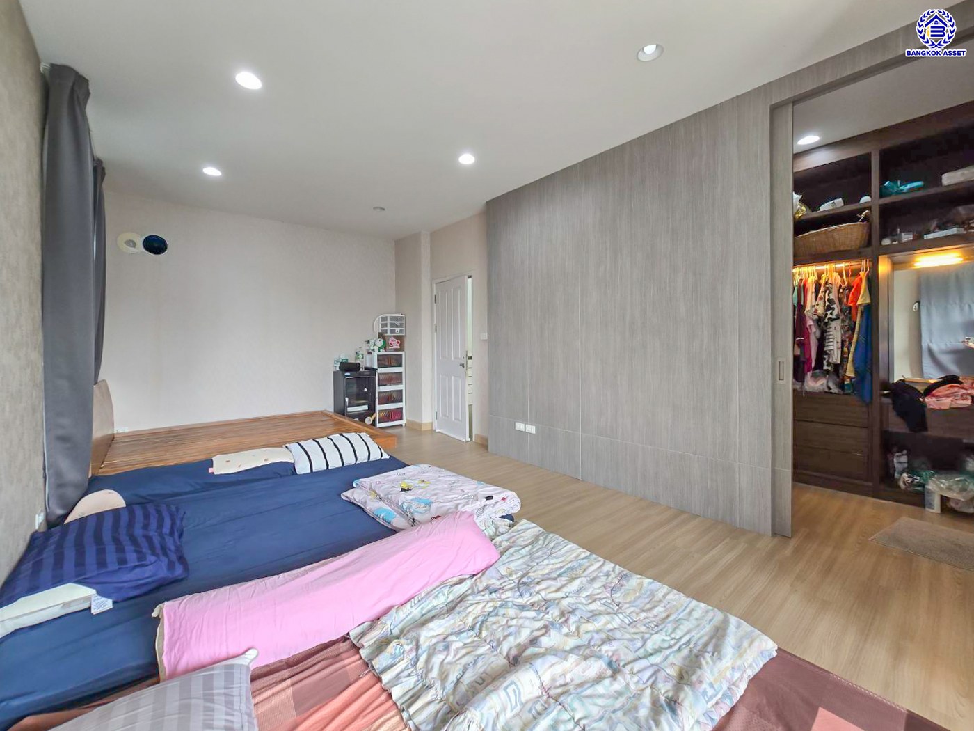 บ้านเดี่ยวมือสองนนทบุรี โครงการ เพอร์เฟคเพลส รัตนาธิเบศร์ หลังมุม บนเนื้อที่ 85.10 ตร.ว. พื้นที่ใช้สอย 250 ตร.ม. ฟังก์ชัน 3 ห้องนอน 3 ห้องน้ำ จอดรถได้ 2 คัน เฟสใหม่ใน private zone ใกล้เซ็นทรัลรัตนาธิเบศร์ เซ็นทรัลเวสต์เกต บนทำเลเชื่อมต่อได้หลายเส้นทาง ติดถนนรัตนาธิเบศร์ และ รถไฟฟ้าสายสีม่วง "สถานีไทรม้า"