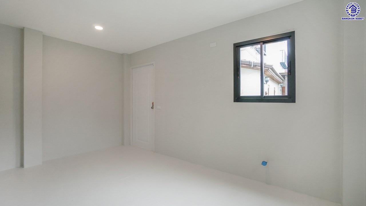 บ้านมือสองตกแต่งใหม่ บ้านเดี่ยวหลังมุม เดอะซิตี้1 ปิ่นเกล้า-พระราม5 ทำเลเดินทางสะดวก เชื่อมต่อถนนนครอินทร์ ถนนกาญจนาภิเษก ถนนราชพฤกษ์ ใกล้รถไฟฟ้าสายสีม่วง "สถานีแยกติวานนท์" บนเนื้อที่ 77 ตร.ว. พื้นที่ใช้สอย 225.52 ตร.ม. ฟังก์ชัน 3 ห้องนอน 3 ห้องน้ำ 2 ที่จอดรถ