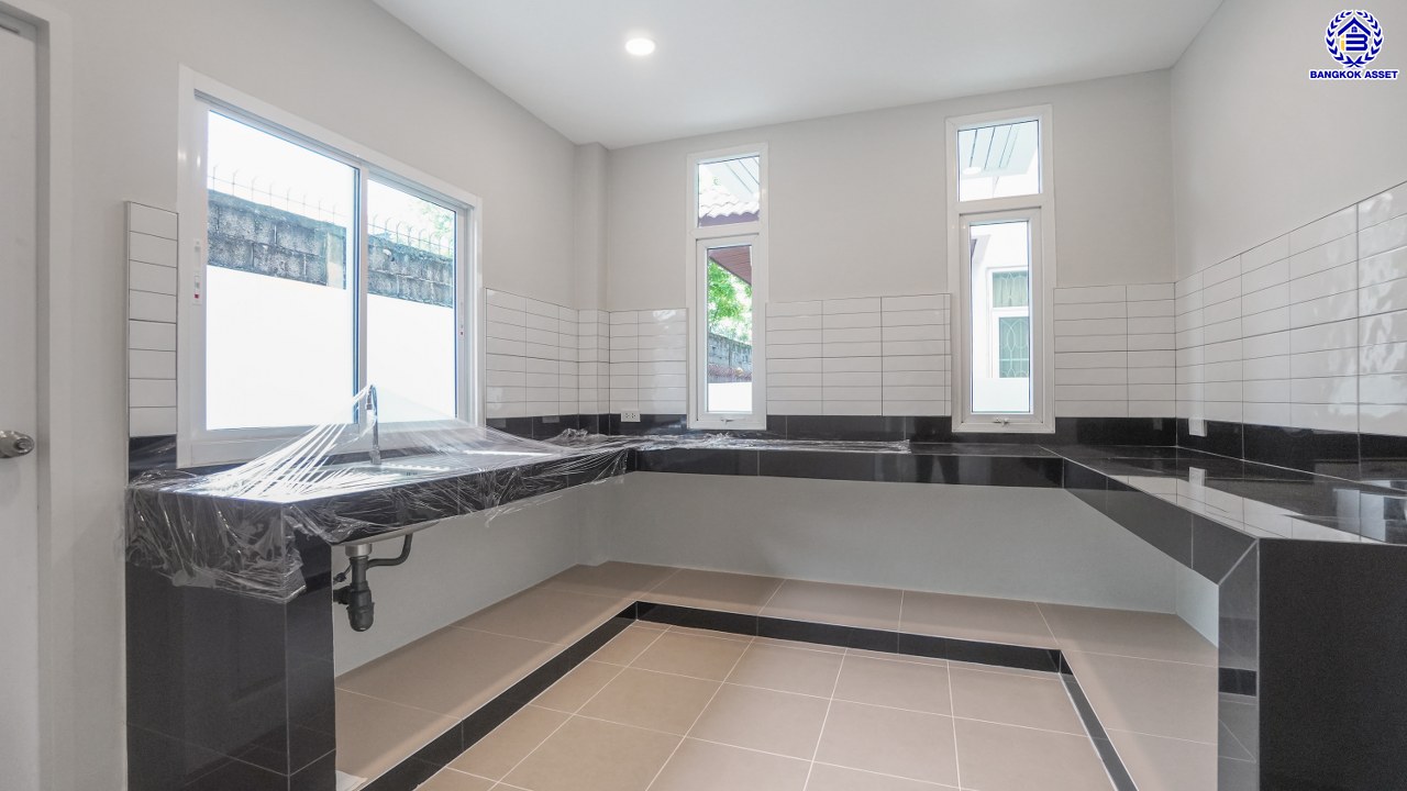 บ้านมือสองตกแต่งใหม่ โครงการ Nonvedian บางศรีเมือง (นนทวดี) เนื้อที่ 50 ตร.ว. พื้นที่ใช้สอย 208.29 ตร.ม. ฟังก์ชัน 3 ห้องนอน 3 ห้องน้ำ 2 ที่จอดรถ รีโนเวทพร้อมเข้าอยู่ เชื่อมต่อหลายเส้นทาง ทั้งถนนรัตนาธิเบศร์ ถนนติวานนท์ ถนนนครอินทร์ และยังสามารถเดินทางด้วยเรือได้ ใกล้รถไฟฟ้าสายสีม่วง "สถานีสะพานพระนั่งเกล้า"…