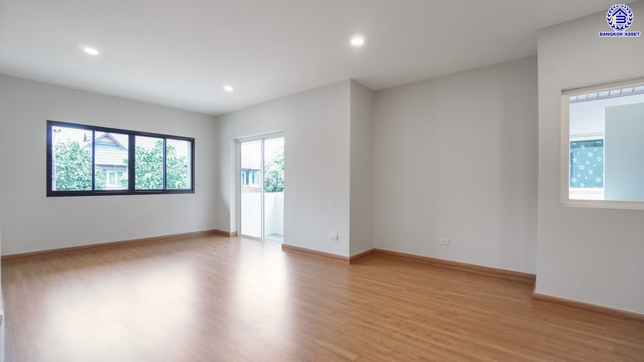 บ้านมือสองตกแต่งใหม่ โครงการ Nonvedian บางศรีเมือง (นนทวดี) เนื้อที่ 50 ตร.ว. พื้นที่ใช้สอย 208.29 ตร.ม. ฟังก์ชัน 3 ห้องนอน 3 ห้องน้ำ 2 ที่จอดรถ รีโนเวทพร้อมเข้าอยู่ เชื่อมต่อหลายเส้นทาง ทั้งถนนรัตนาธิเบศร์ ถนนติวานนท์ ถนนนครอินทร์ และยังสามารถเดินทางด้วยเรือได้ ใกล้รถไฟฟ้าสายสีม่วง "สถานีสะพานพระนั่งเกล้า"…