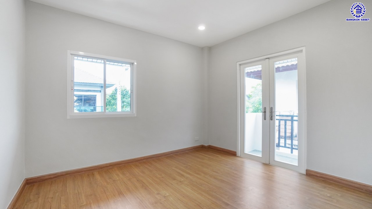 บ้านมือสองตกแต่งใหม่ โครงการ Nonvedian บางศรีเมือง (นนทวดี) เนื้อที่ 50 ตร.ว. พื้นที่ใช้สอย 208.29 ตร.ม. ฟังก์ชัน 3 ห้องนอน 3 ห้องน้ำ 2 ที่จอดรถ รีโนเวทพร้อมเข้าอยู่ เชื่อมต่อหลายเส้นทาง ทั้งถนนรัตนาธิเบศร์ ถนนติวานนท์ ถนนนครอินทร์ และยังสามารถเดินทางด้วยเรือได้ ใกล้รถไฟฟ้าสายสีม่วง "สถานีสะพานพระนั่งเกล้า"…