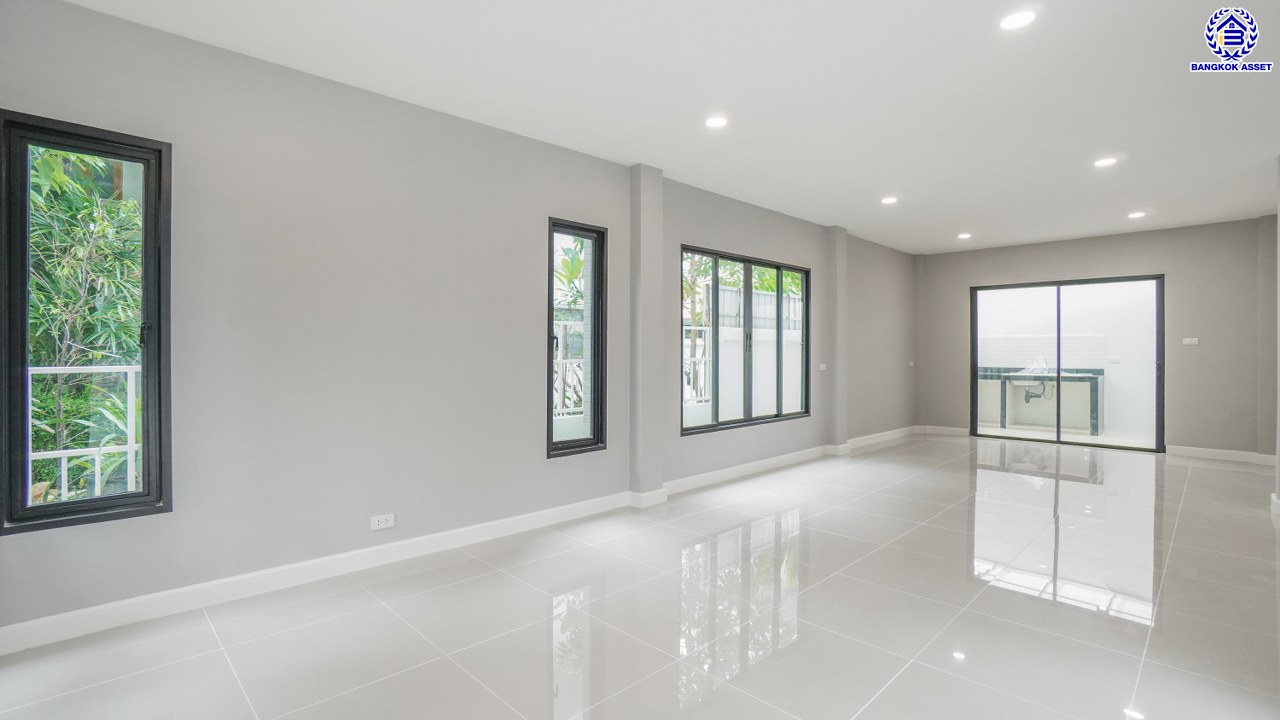 บ้านมือสองตกแต่งใหม่ โครงการ โนเบิล วานา วัชรพล ดีไซน์สุดโดดเด่น เนื้อที่ 65.6 ตร.ว. พื้นที่ใช้สอย 264 ตร.ม. ฟังก์ชันจัดเต็ม 3 ห้องนอน 3 ห้องน้ำ จอดรถได้ 2 คัน บนทำเลเดินทางสะดวก ใกล้เซ็นทรัลรามอินทรา, จุดขึ้นทางด่วน "สุขาภิบาล5-1" และรถไฟฟ้าสายสีชมพู "สถานีวัชรพล"