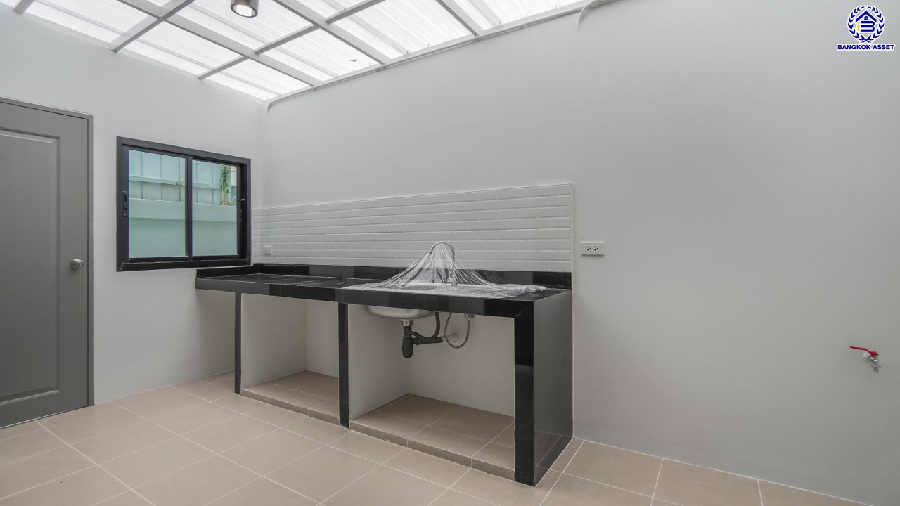 บ้านมือสองตกแต่งใหม่ โครงการ โนเบิล วานา วัชรพล ดีไซน์สุดโดดเด่น เนื้อที่ 65.6 ตร.ว. พื้นที่ใช้สอย 264 ตร.ม. ฟังก์ชันจัดเต็ม 3 ห้องนอน 3 ห้องน้ำ จอดรถได้ 2 คัน บนทำเลเดินทางสะดวก ใกล้เซ็นทรัลรามอินทรา, จุดขึ้นทางด่วน "สุขาภิบาล5-1" และรถไฟฟ้าสายสีชมพู "สถานีวัชรพล"