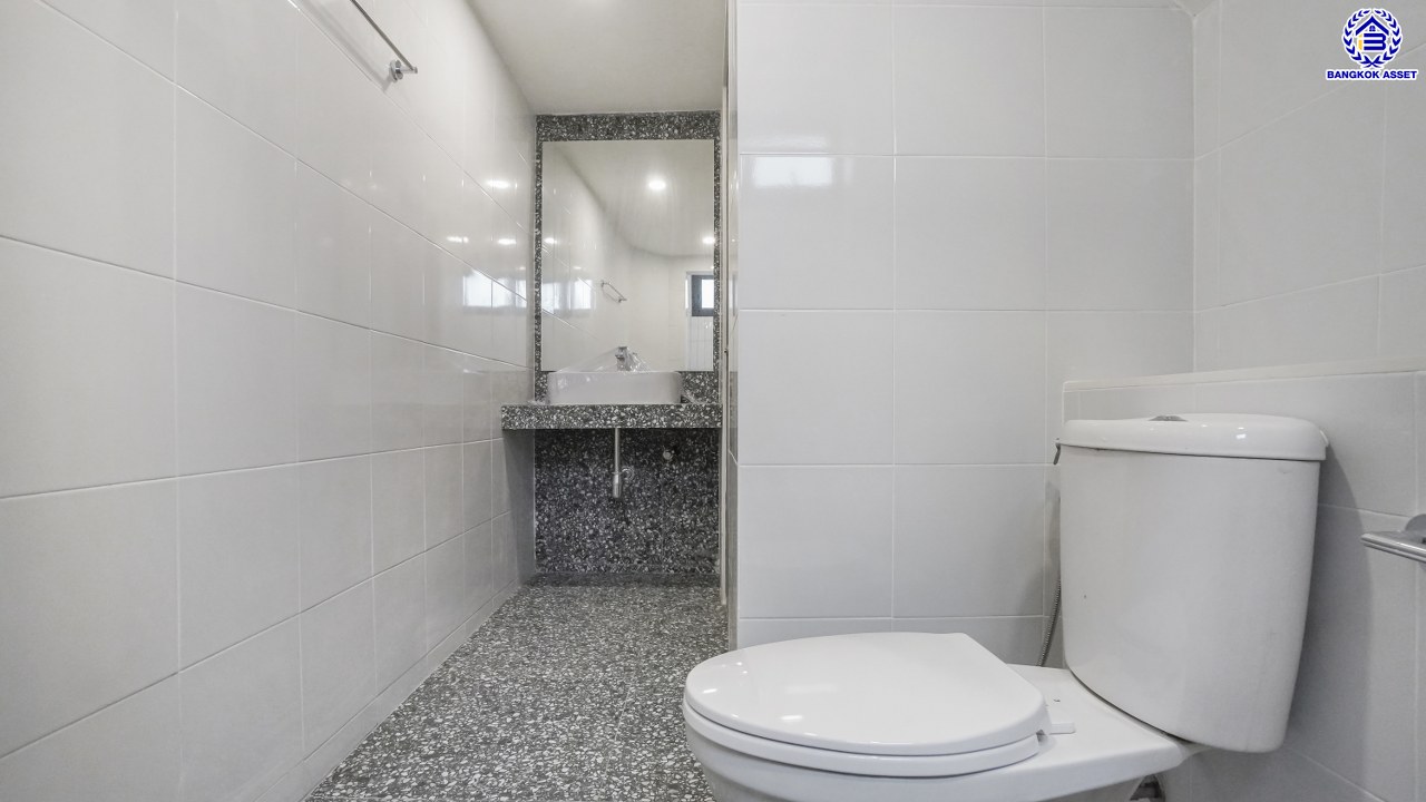 บ้านมือสองตกแต่งใหม่ โครงการ โนเบิล วานา วัชรพล ดีไซน์สุดโดดเด่น เนื้อที่ 65.6 ตร.ว. พื้นที่ใช้สอย 264 ตร.ม. ฟังก์ชันจัดเต็ม 3 ห้องนอน 3 ห้องน้ำ จอดรถได้ 2 คัน บนทำเลเดินทางสะดวก ใกล้เซ็นทรัลรามอินทรา, จุดขึ้นทางด่วน "สุขาภิบาล5-1" และรถไฟฟ้าสายสีชมพู "สถานีวัชรพล"