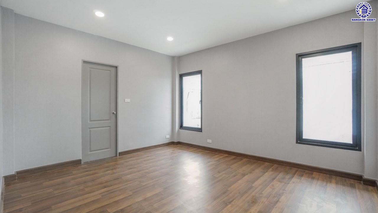 บ้านมือสองตกแต่งใหม่ โครงการ โนเบิล วานา วัชรพล ดีไซน์สุดโดดเด่น เนื้อที่ 65.6 ตร.ว. พื้นที่ใช้สอย 264 ตร.ม. ฟังก์ชันจัดเต็ม 3 ห้องนอน 3 ห้องน้ำ จอดรถได้ 2 คัน บนทำเลเดินทางสะดวก ใกล้เซ็นทรัลรามอินทรา, จุดขึ้นทางด่วน "สุขาภิบาล5-1" และรถไฟฟ้าสายสีชมพู "สถานีวัชรพล"