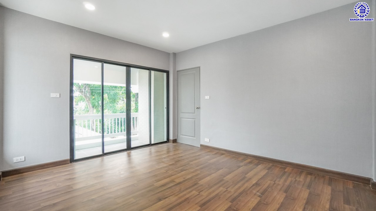 บ้านมือสองตกแต่งใหม่ โครงการ โนเบิล วานา วัชรพล ดีไซน์สุดโดดเด่น เนื้อที่ 65.6 ตร.ว. พื้นที่ใช้สอย 264 ตร.ม. ฟังก์ชันจัดเต็ม 3 ห้องนอน 3 ห้องน้ำ จอดรถได้ 2 คัน บนทำเลเดินทางสะดวก ใกล้เซ็นทรัลรามอินทรา, จุดขึ้นทางด่วน "สุขาภิบาล5-1" และรถไฟฟ้าสายสีชมพู "สถานีวัชรพล"