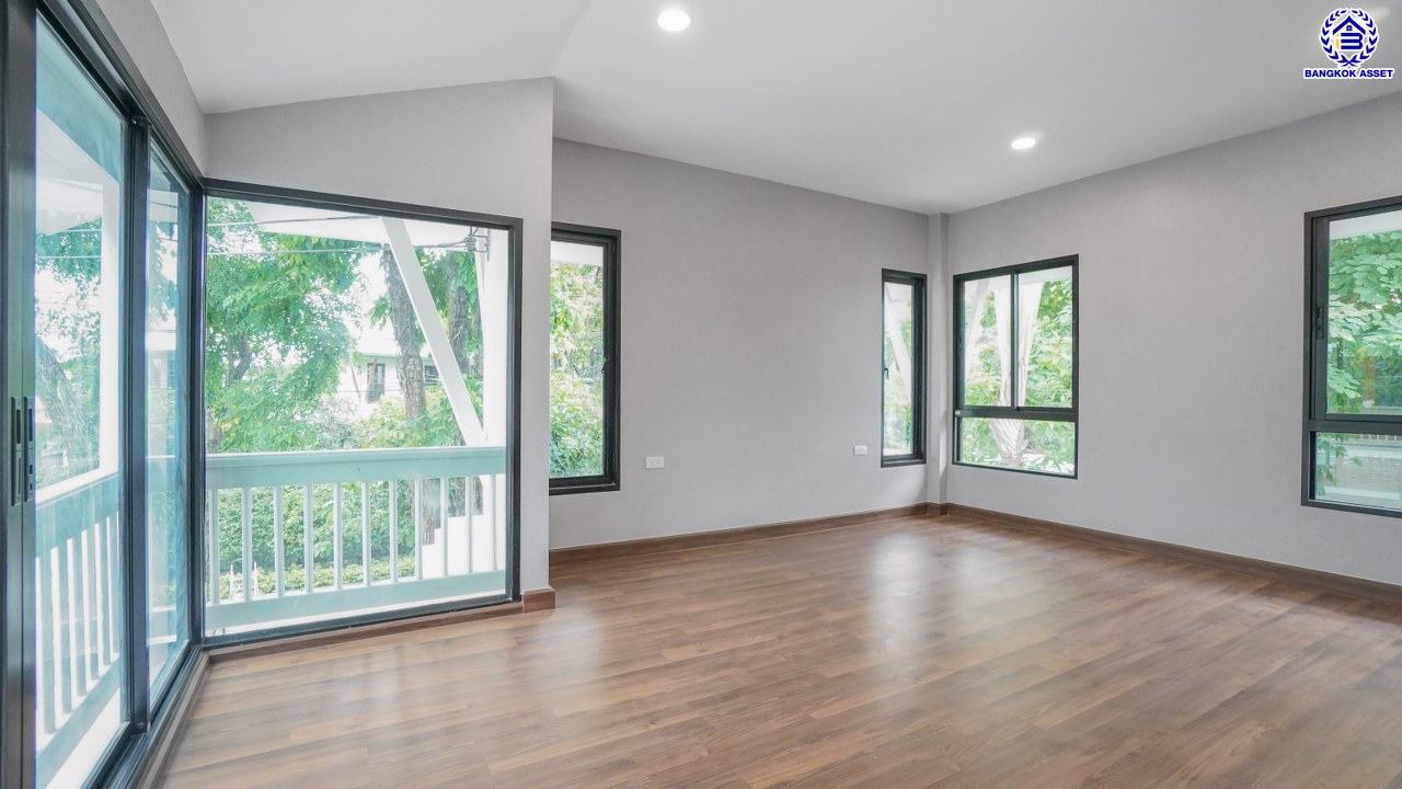 บ้านมือสองตกแต่งใหม่ โครงการ โนเบิล วานา วัชรพล ดีไซน์สุดโดดเด่น เนื้อที่ 65.6 ตร.ว. พื้นที่ใช้สอย 264 ตร.ม. ฟังก์ชันจัดเต็ม 3 ห้องนอน 3 ห้องน้ำ จอดรถได้ 2 คัน บนทำเลเดินทางสะดวก ใกล้เซ็นทรัลรามอินทรา, จุดขึ้นทางด่วน "สุขาภิบาล5-1" และรถไฟฟ้าสายสีชมพู "สถานีวัชรพล"