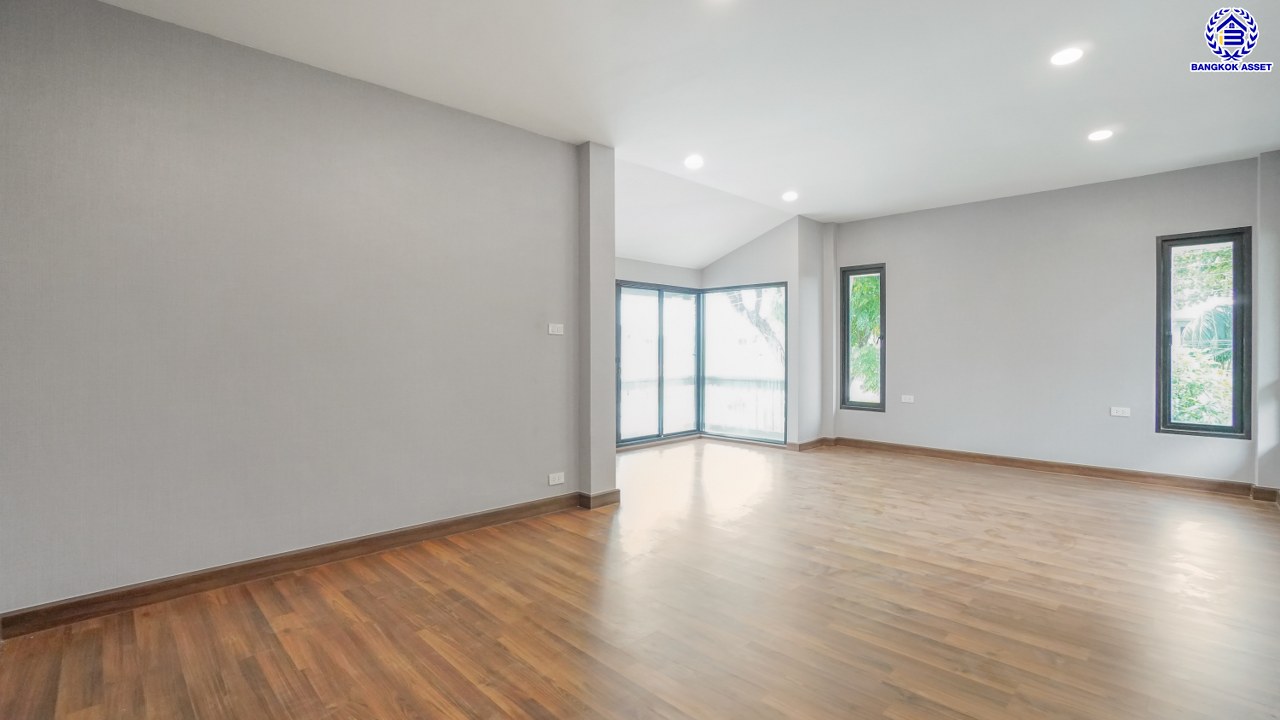 บ้านมือสองตกแต่งใหม่ โครงการ โนเบิล วานา วัชรพล ดีไซน์สุดโดดเด่น เนื้อที่ 65.6 ตร.ว. พื้นที่ใช้สอย 264 ตร.ม. ฟังก์ชันจัดเต็ม 3 ห้องนอน 3 ห้องน้ำ จอดรถได้ 2 คัน บนทำเลเดินทางสะดวก ใกล้เซ็นทรัลรามอินทรา, จุดขึ้นทางด่วน "สุขาภิบาล5-1" และรถไฟฟ้าสายสีชมพู "สถานีวัชรพล"